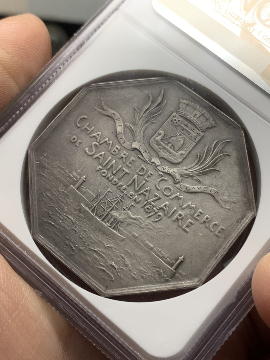 《竞宝斋》第157场-法国八角与章 专场！周日，周一，周四 3场 (全场包邮) NGC-MS62 法国八角银质代币，圣纳泽尔商会，名家奥斯卡 罗蒂作品，42mm，近39g超大规格，蒙着面纱的海仙女涅瑞德斯手持手杖，坐在海角上，俯瞰大海，脚下是其坐骑海豚，她是水手和渔民的保护神，保佑着过往的船只，状态很好