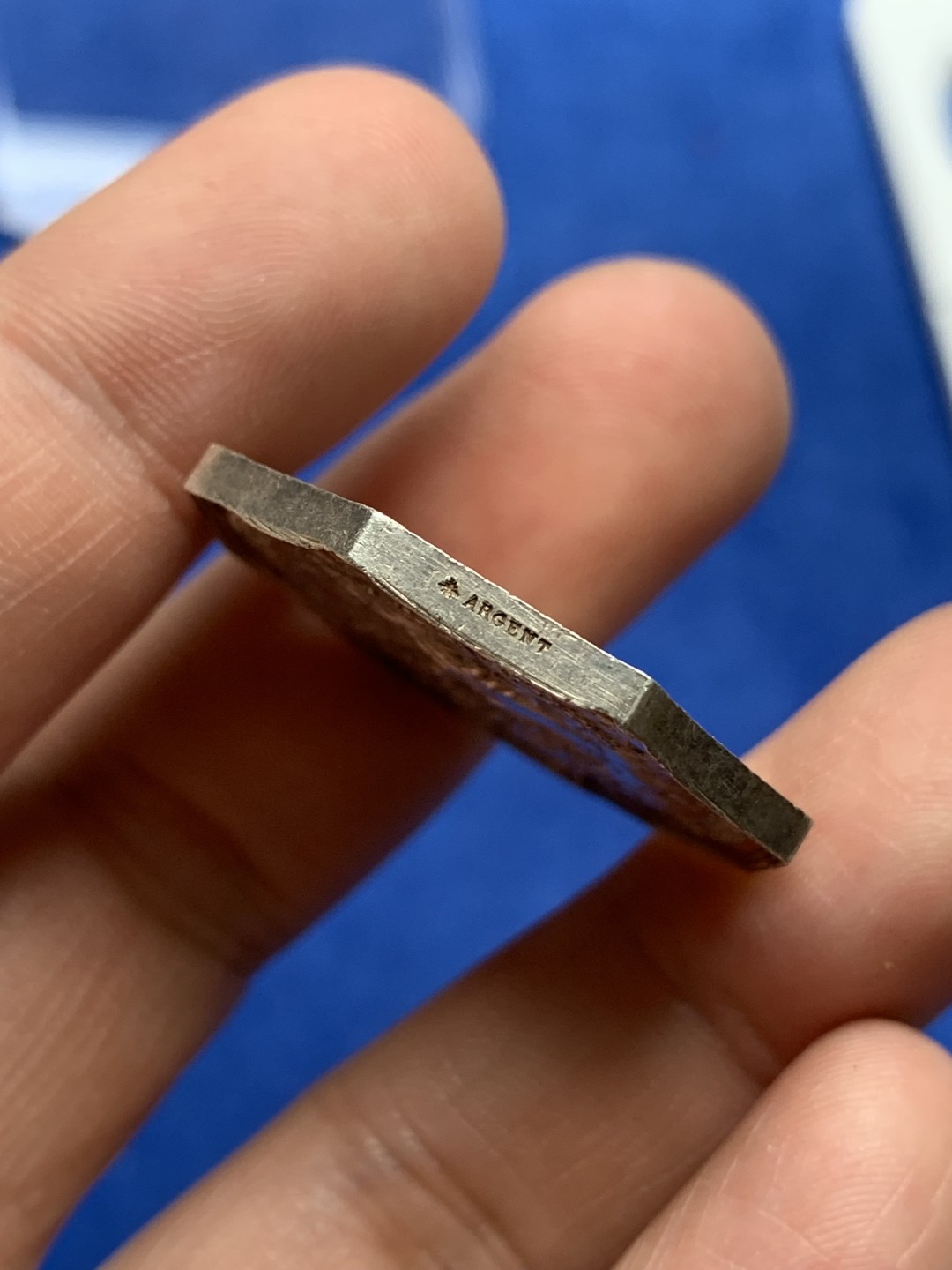 《竞宝斋》第157场-法国八角与章 专场！周日，周一，周四 3场 (全场包邮) 法国 八角银质代币 博韦地区公证人，15.18g，32mm，蜜蜂边铭，正面是手持天平的法官，坐在带有博韦城市徽章的柱子上，背面双蛇权杖和镜子由漂浮的丝带连接，交叉放置在橡木和云朵花环中央的两只紧握且容光焕发的手下，金黄包浆非常漂亮，且细节满满