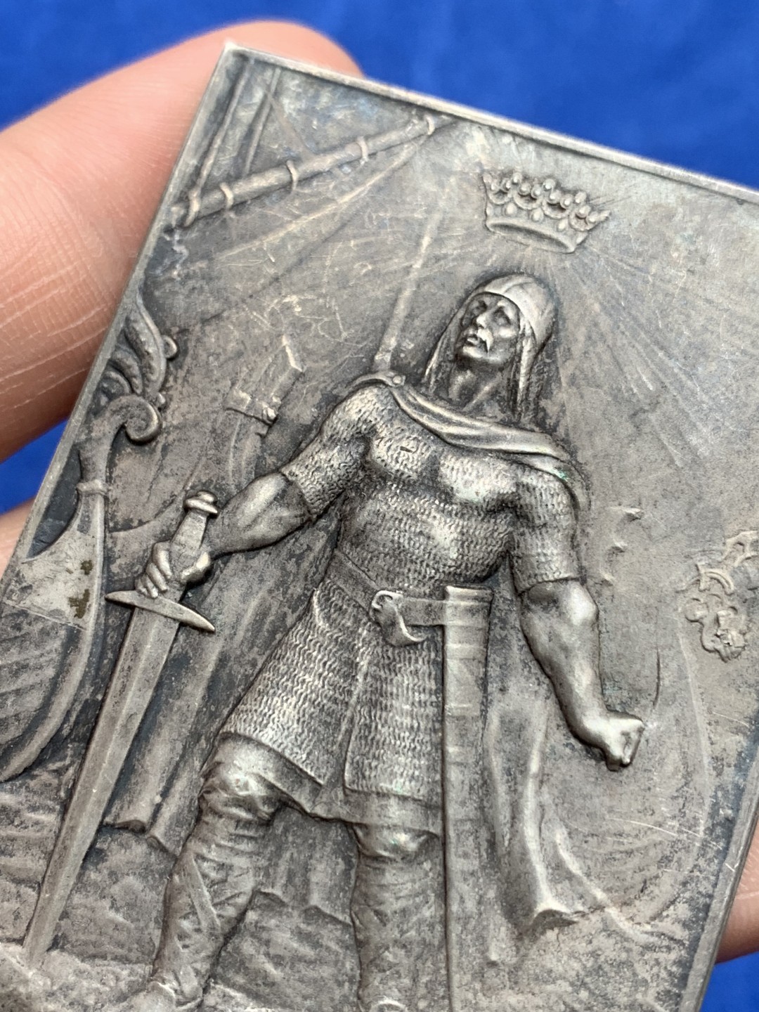 《竞宝斋》第157场-法国八角与章 专场！周日，周一，周四 3场 (全场包邮) 法国方形镀银铜章，1911年诺曼底公国基金会，纪念建国千年，第一代诺曼底公爵罗伦，背面城市景观，85.07g，48.3*70.3mm