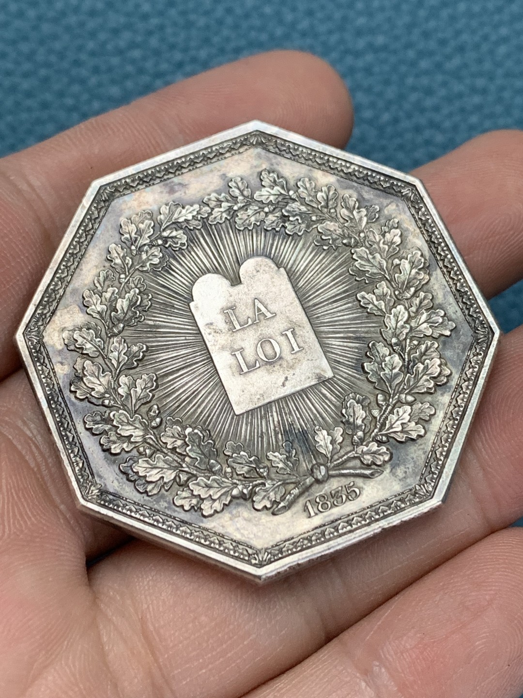 《竞宝斋》第157场-法国八角与章 专场！周日，周一，周四 3场 (全场包邮) 法国八角银质代币，1835年最高法院，左手持天平，右手指法律的忒弥斯，66.91g，46.5mm，丰饶角边铭，泰坦八角，老包浆 （大力神仅作参考）