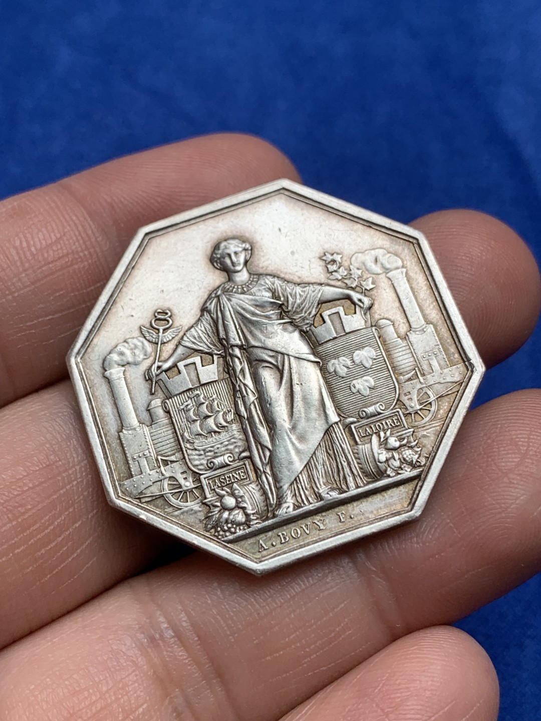 《竞宝斋》第157场-法国八角与章 专场！周日，周一，周四 3场 (全场包邮) 法国八角银质代币，巴黎到奥尔良铁路通航，手持双蛇权杖的女神两边分别代表两个城市的纹章，其后是轰隆的火车，脚下是代表丰收的丰饶角，要致富，先修路，21.31g，36.5mm，少见船首边铭（1842-1845），瑞士名家Bovy作品