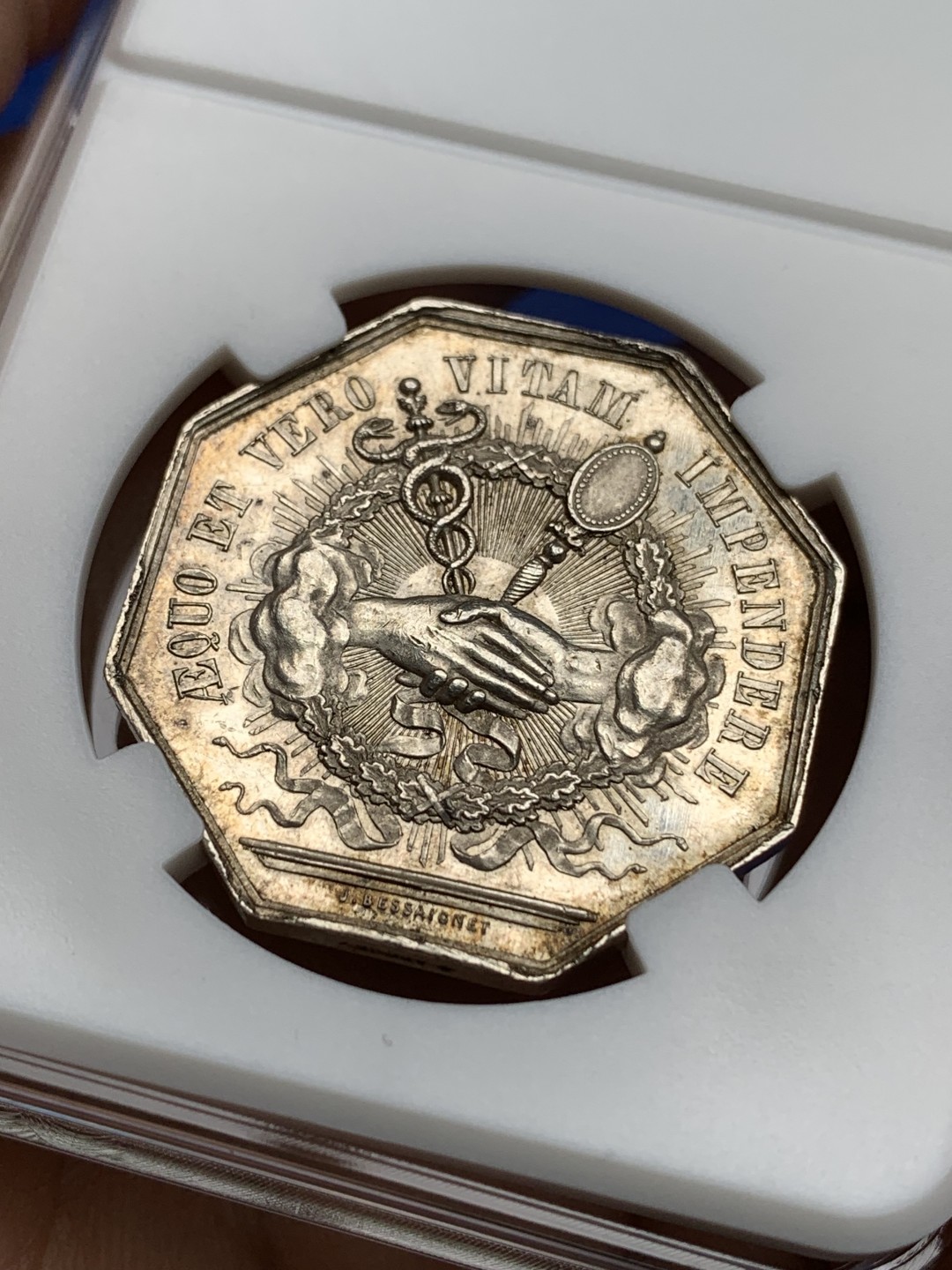 《竞宝斋》第157场-法国八角与章 专场！周日，周一，周四 3场 (全场包邮) 法国 八角银质代币 博韦地区公证人，15.18g，32mm，蜜蜂边铭，正面是手持天平的法官，坐在带有博韦城市徽章的柱子上，背面双蛇权杖和镜子由漂浮的丝带连接，交叉放置在橡木和云朵花环中央的两只紧握且容光焕发的手下，金黄包浆非常漂亮，且细节满满