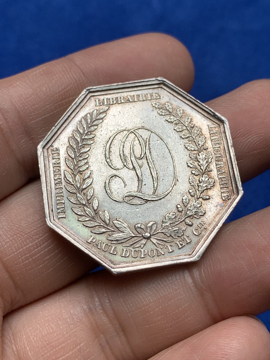 《竞宝斋》第157场-法国八角与章 专场！周日，周一，周四 3场 (全场包邮) 法国八角银质代币，保罗杜邦书店，头像分别是德国的古滕堡与塞内费尔德，两人分别发明活字和光刻印刷术，19.82g，34.8mm，丰饶角边铭