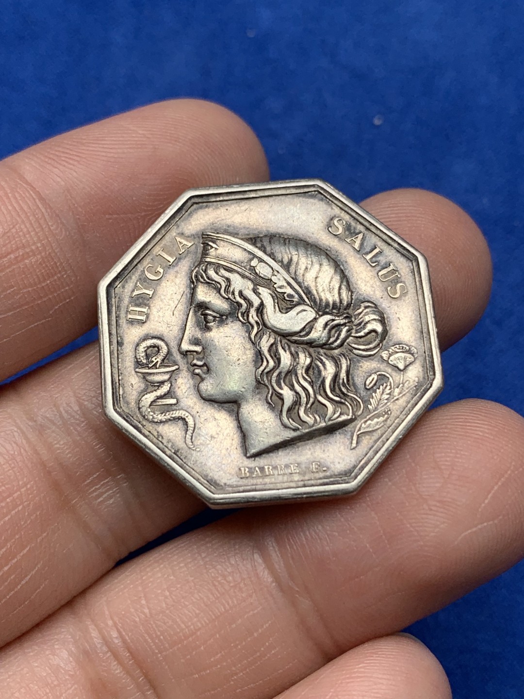 《竞宝斋》第157场-法国八角与章 专场！周日，周一，周四 3场 (全场包邮) 法国八角银质代币，巴黎医学协会，15.27g，30.5mm，无边铭，