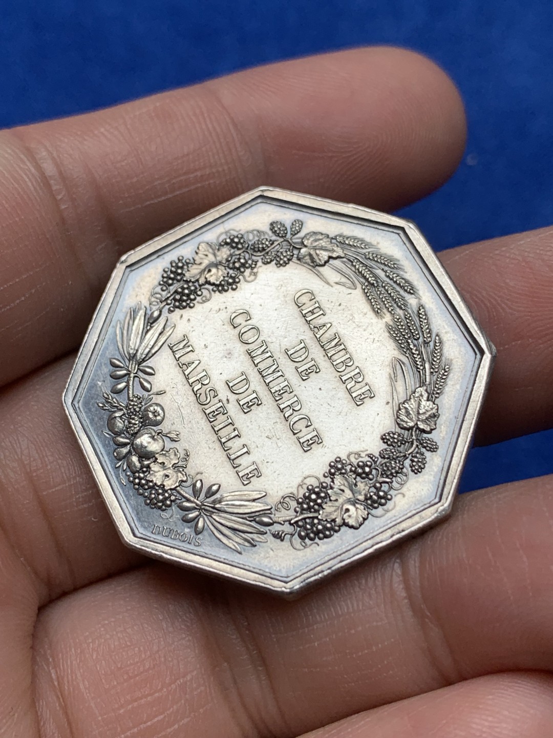 《竞宝斋》第157场-法国八角与章 专场！周日，周一，周四 3场 (全场包邮) 法国八角银质代币，马赛商会，18.28g，35mm，手指边铭