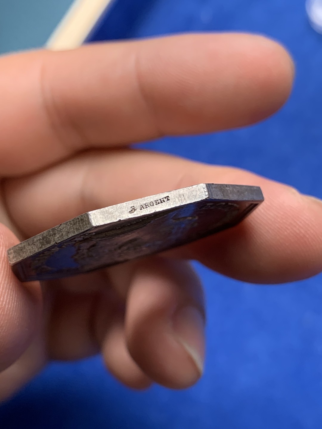 《竞宝斋》第157场-法国八角与章 专场！周日，周一，周四 3场 (全场包邮) 法国 八角银质代币 马赛地区医学会，18.63g，36mm，少见船首边铭，正面是法王菲利普，鬓毛，桂冠高点皆在，背面是盘绕在圣杯上吐信子的蛇，黄油彩非常漂亮