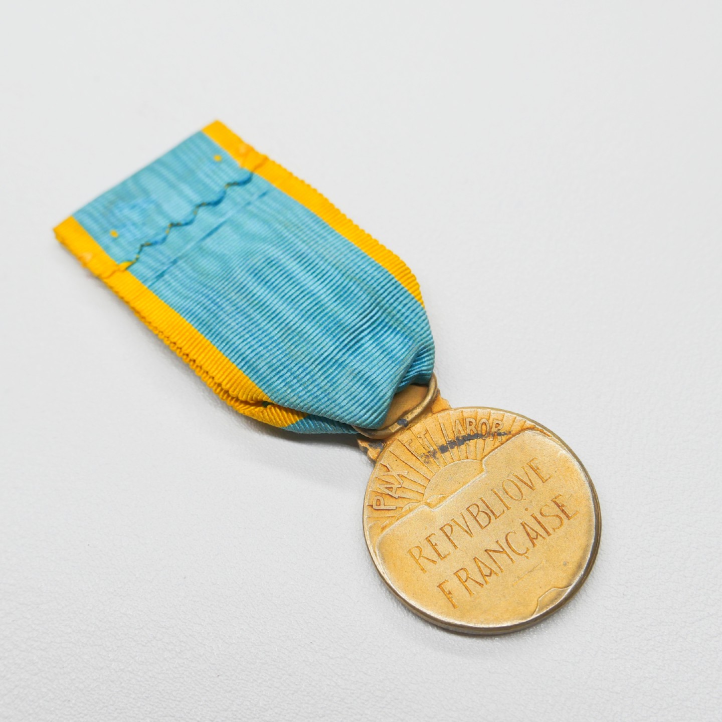 交易所2023-4-22群拍 法国军官级体育奖章，银质镀金