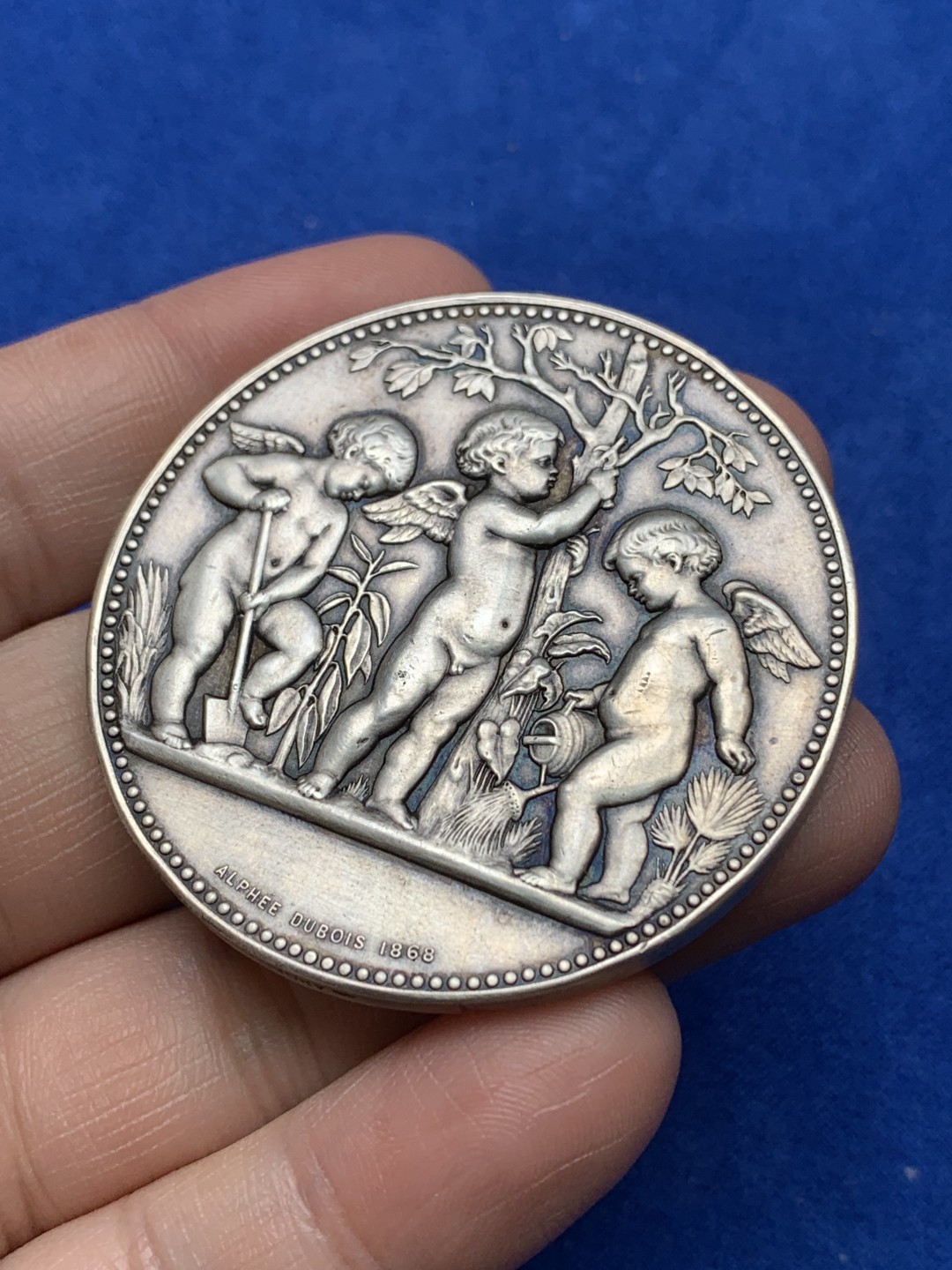 《竞宝斋》第157场-法国八角与章 专场！周日，周一，周四 3场 (全场包邮) 法国银章，三个植树小天使，来自朱尔斯·贾鲁佐的礼物，春天百货公司创始人，66.26g，50.8mm，丰饶角边铭，边有磕碰