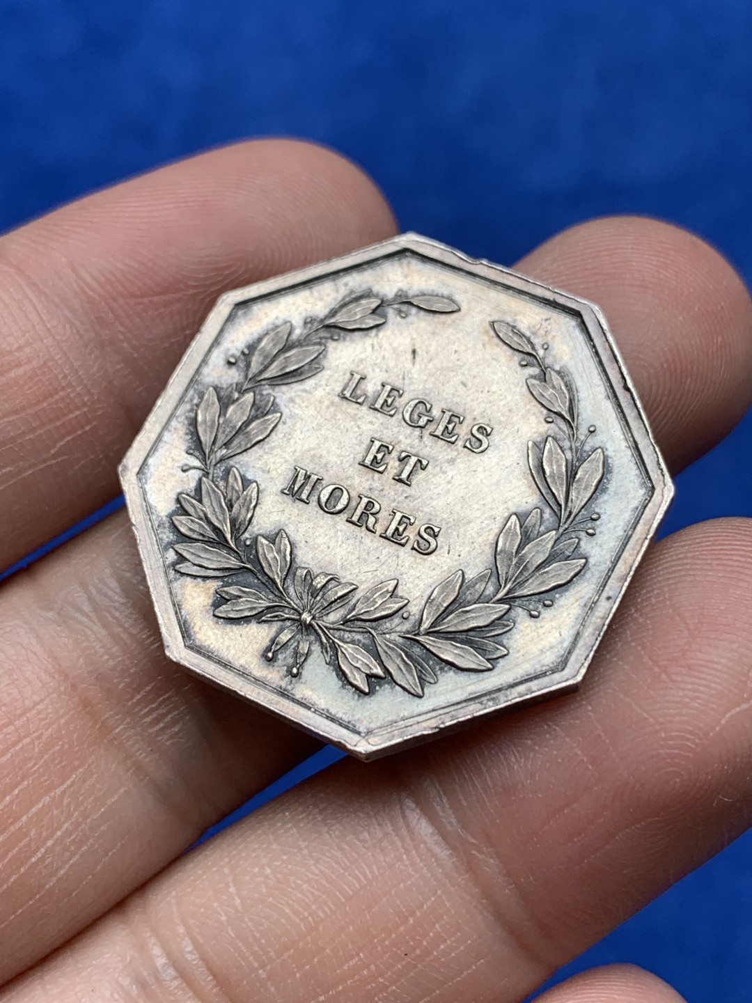 《竞宝斋》第157场-法国八角与章 专场！周日，周一，周四 3场 (全场包邮) 法国  八角银质代币 米尔斯地区公证人，11.88g，30mm，蜜蜂边铭，底板干净