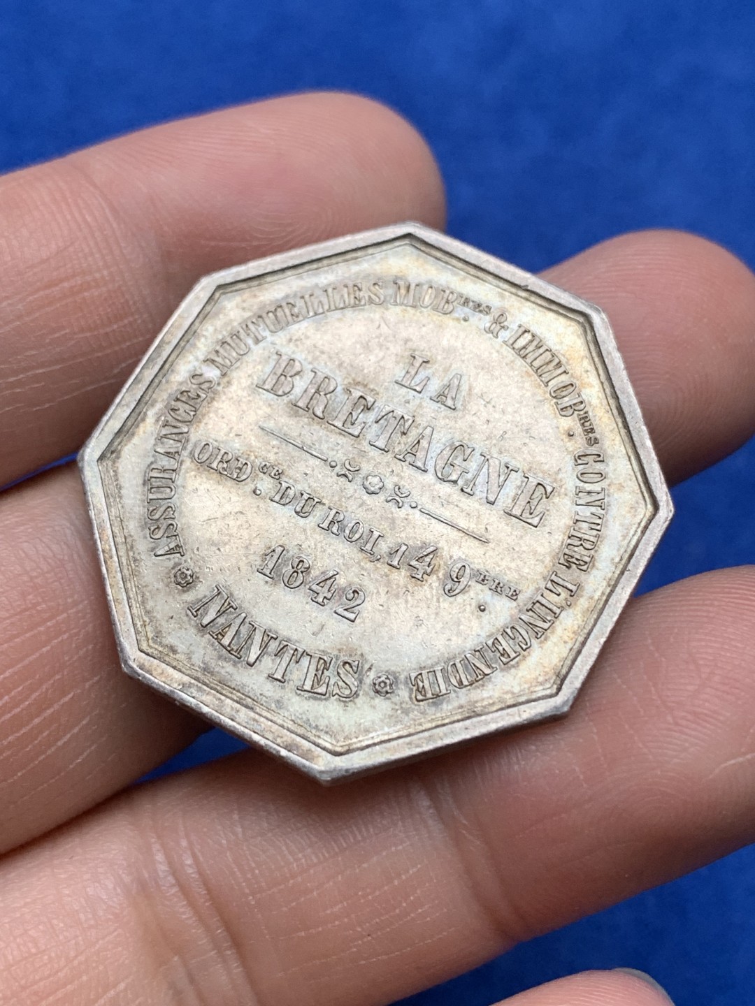 《竞宝斋》第157场-法国八角与章 专场！周日，周一，周四 3场 (全场包邮) 法国八角银质代币，布列塔尼保险公司，狗背圈圈，13.33g，34.5mm，手指边铭