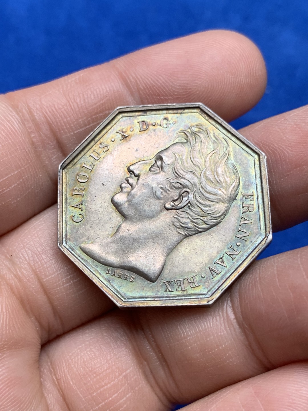 《竞宝斋》第157场-法国八角与章 专场！周日，周一，周四 3场 (全场包邮) 法国八角银质代币，1825年鲁昂地区人民，16.57g，32.7mm，早期无边铭，左脚扛旗羊，金色包浆