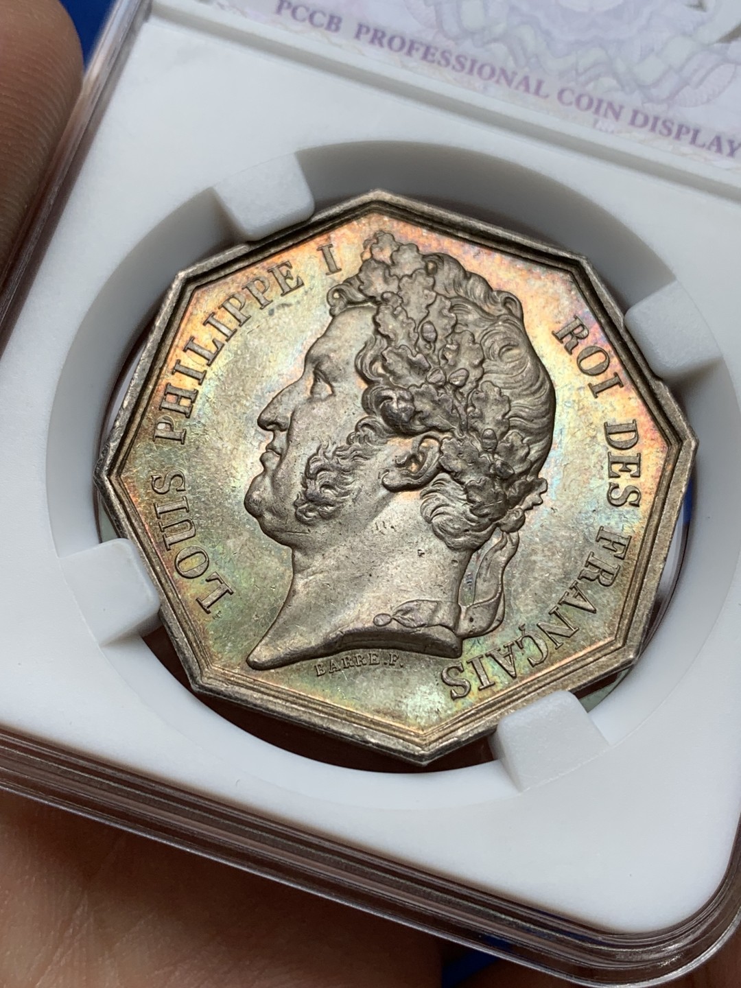 《竞宝斋》第157场-法国八角与章 专场！周日，周一，周四 3场 (全场包邮) 法国 八角银质代币 马赛地区医学会，18.63g，36mm，少见船首边铭，正面是法王菲利普，鬓毛，桂冠高点皆在，背面是盘绕在圣杯上吐信子的蛇，黄油彩非常漂亮