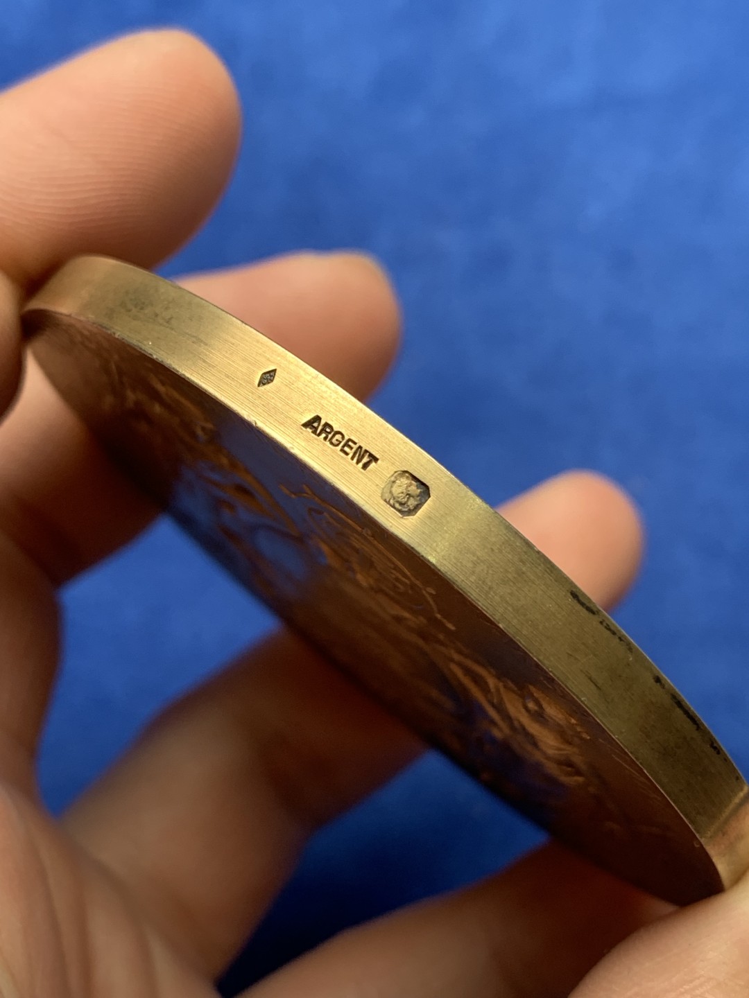 《竞宝斋》第157场-法国八角与章 专场！周日，周一，周四 3场 (全场包邮) 法国镀金银章，跨大西洋运输公司，航海和商业之神围绕着一艘椭圆的船，船停在锚上，女神后面是大西洋彼岸纽约的自由女神，167.59g，68mm，密涅瓦银标