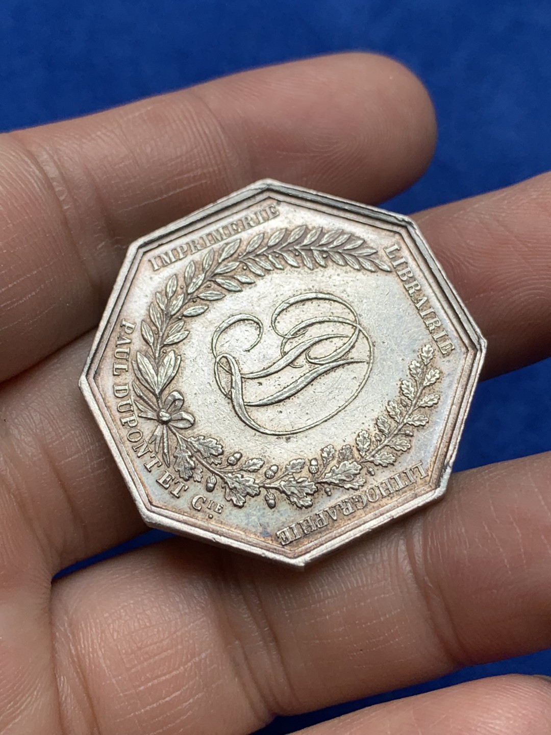 《竞宝斋》第157场-法国八角与章 专场！周日，周一，周四 3场 (全场包邮) 法国八角银质代币，保罗杜邦书店，头像分别是德国的古滕堡与塞内费尔德，两人分别发明活字和光刻印刷术，19.82g，34.8mm，丰饶角边铭