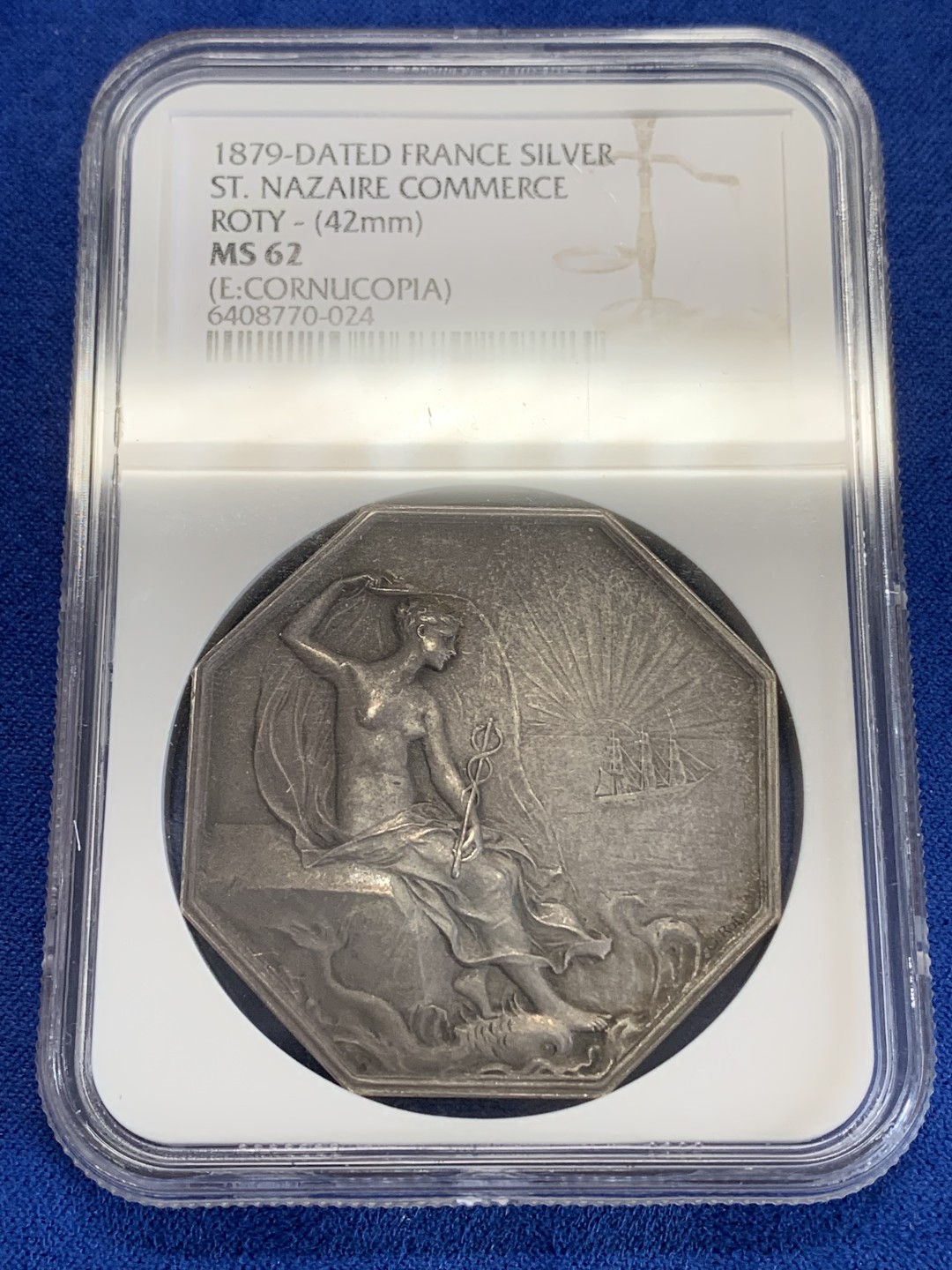 《竞宝斋》第157场-法国八角与章 专场！周日，周一，周四 3场 (全场包邮) NGC-MS62 法国八角银质代币，圣纳泽尔商会，名家奥斯卡 罗蒂作品，42mm，近39g超大规格，蒙着面纱的海仙女涅瑞德斯手持手杖，坐在海角上，俯瞰大海，脚下是其坐骑海豚，她是水手和渔民的保护神，保佑着过往的船只，状态很好