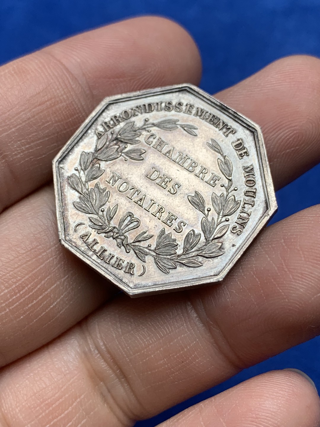 《竞宝斋》第157场-法国八角与章 专场！周日，周一，周四 3场 (全场包邮) 法国  八角银质代币 米尔斯地区公证人，11.88g，30mm，蜜蜂边铭，底板干净