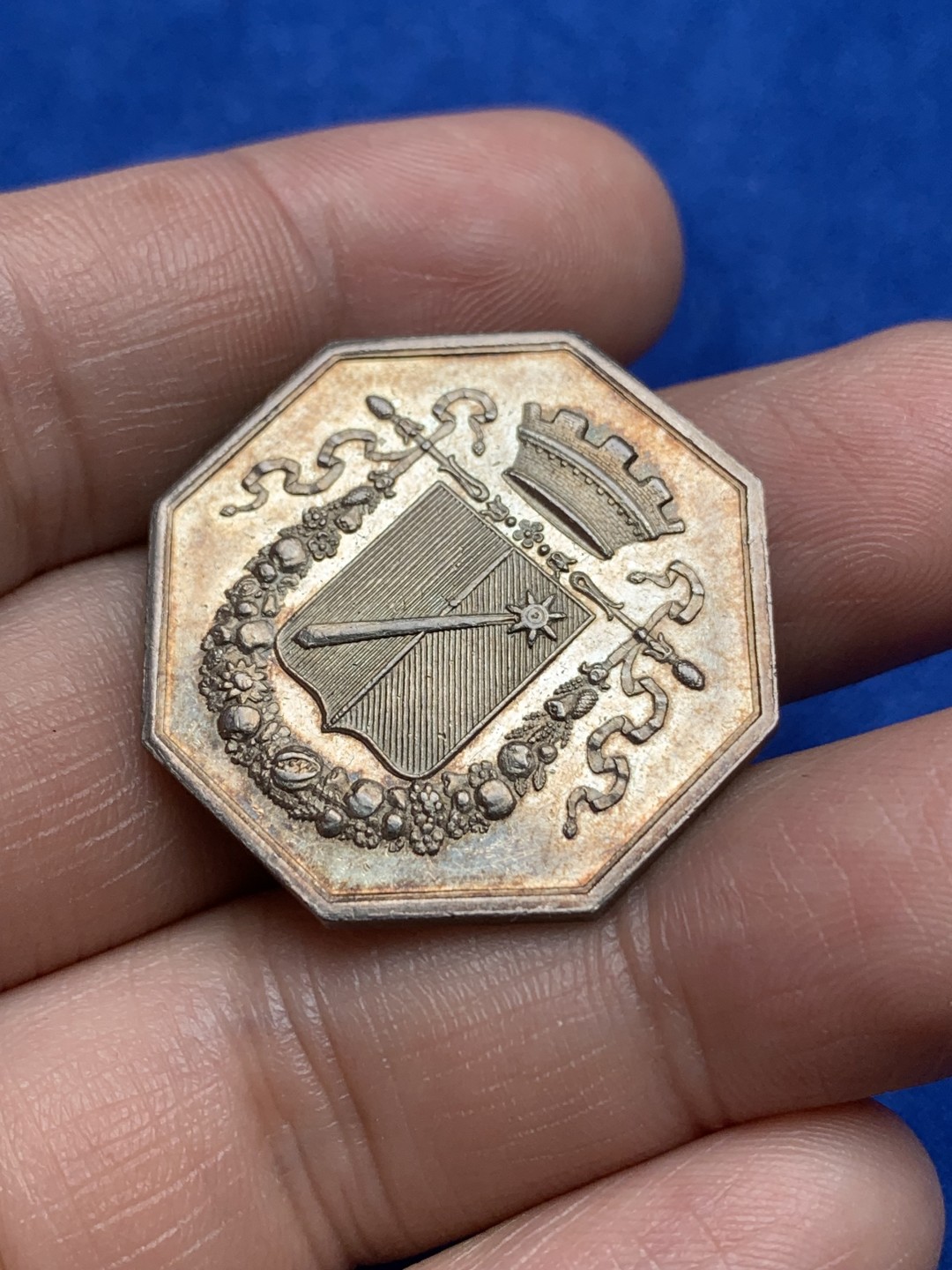 《竞宝斋》第157场-法国八角与章 专场！周日，周一，周四 3场 (全场包邮) 法国八角银质代币，科尔玛市政厅，12.8g，30.4mm，1832之前无边铭，金色包浆，正面的瓜果蔬菜和魔法棒保存完好