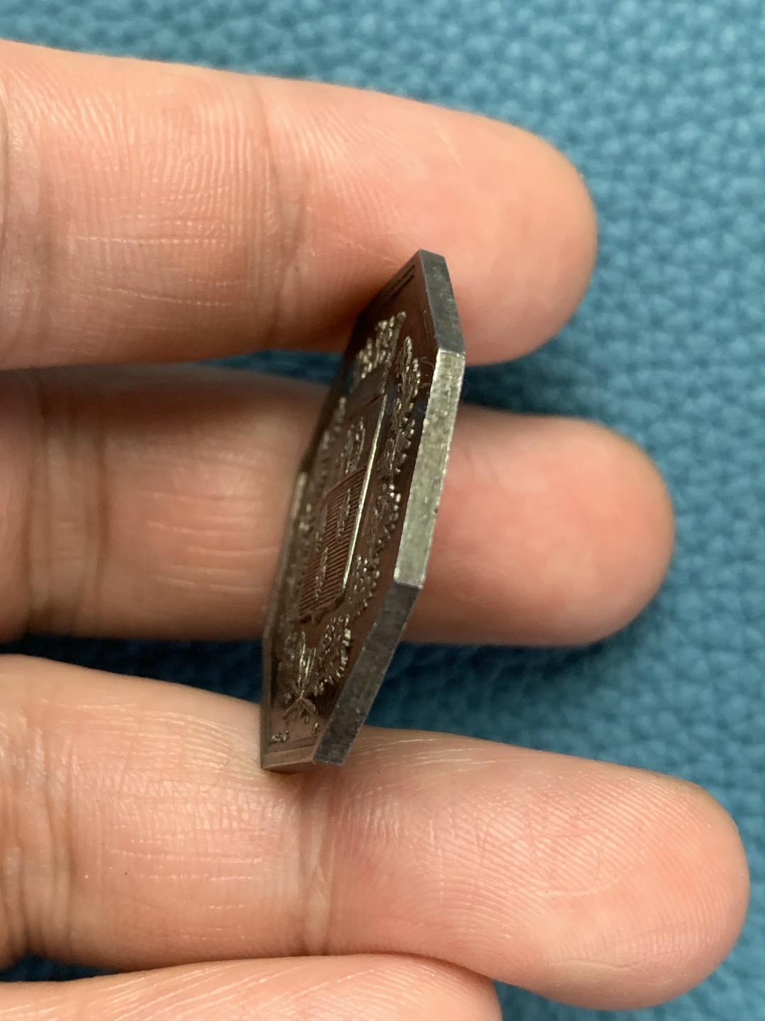 《竞宝斋》第157场-法国八角与章 专场！周日，周一，周四 3场 (全场包邮) 法国八角银质代币，带有双头鸡纹章标志的凡尔赛城市，11.7g，30.5mm，早期无边铭，黄油光