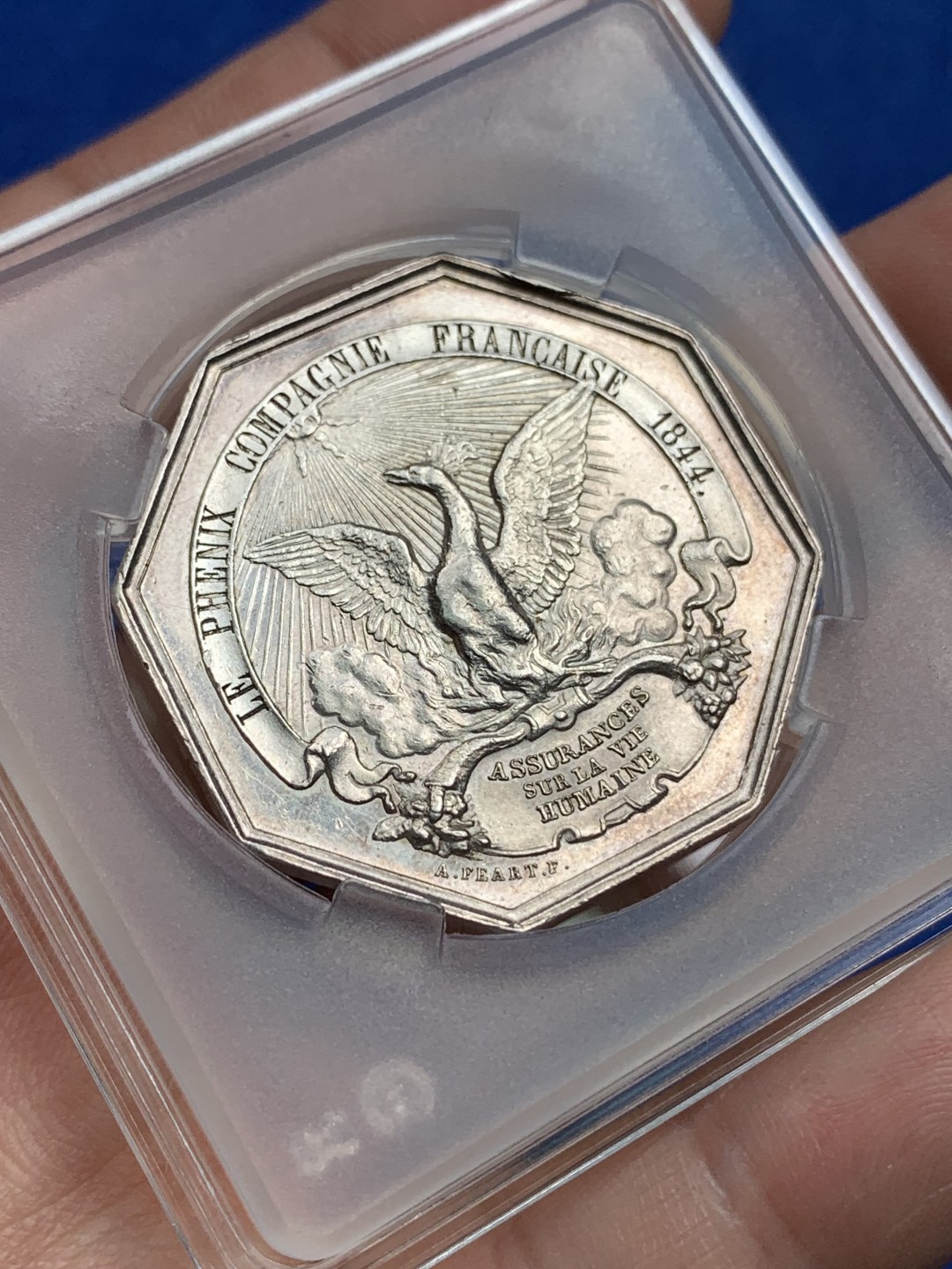 《竞宝斋》第157场-法国八角与章 专场！周日，周一，周四 3场 (全场包邮) 法国八角银质代币，凤凰火灾保险，菲利普一世，少见版本，背面外圈铭文为阴刻，23.2g，36.3mm，手指边铭
