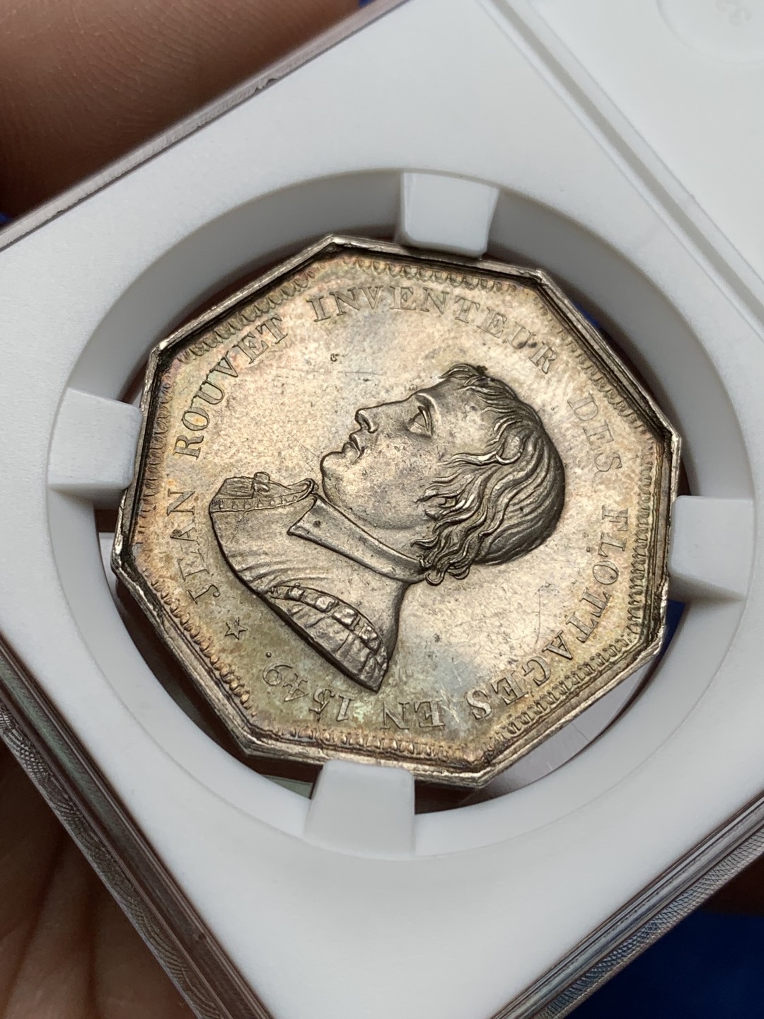 《竞宝斋》第157场-法国八角与章 专场！周日，周一，周四 3场 (全场包邮) 法国 八角银质代币 浮木运输，16.07g，33mm，蜜蜂边铭，正面是浮木运输的发明者让·鲁韦，背面由芦苇和橡树编织成的花环。延续早期的贵族花边，金色黄油彩，边道棱角分明