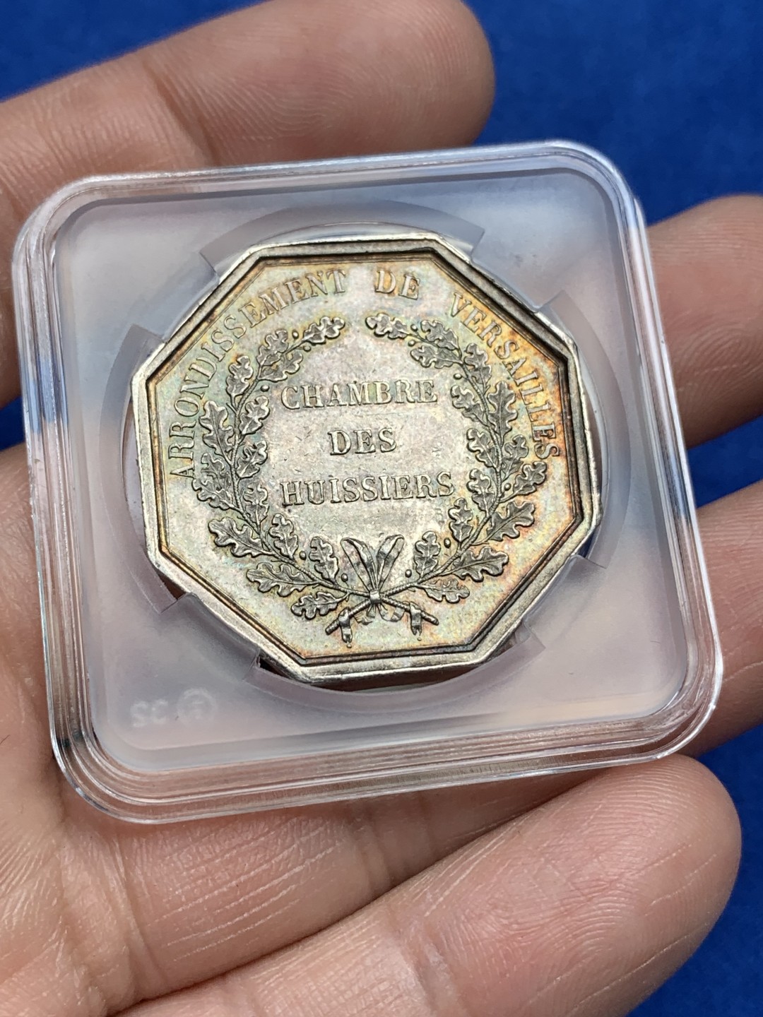 《竞宝斋》第157场-法国八角与章 专场！周日，周一，周四 3场 (全场包邮) 法国八角银质代币，1825年凡尔赛宫法警法庭，14.36g，31.2mm，蜜蜂边铭，正面是来自共济会的灵感，光芒四射的万能之眼下的一只卧狮、墨丘利的双蛇权杖和法典，少见非常漂亮的设计