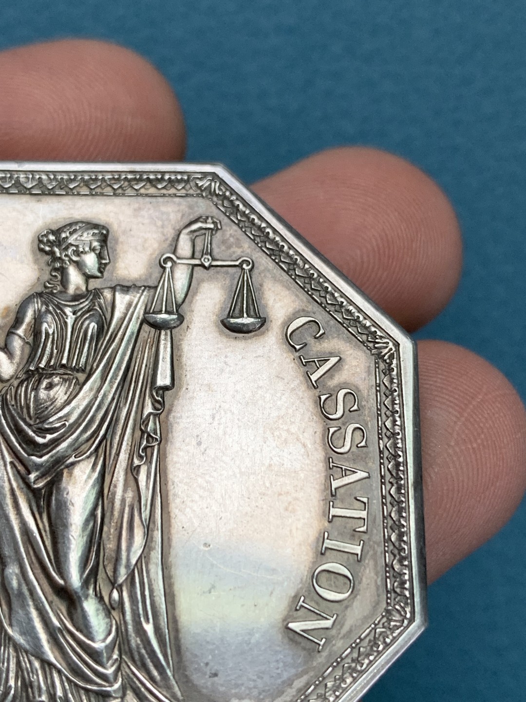 《竞宝斋》第157场-法国八角与章 专场！周日，周一，周四 3场 (全场包邮) 法国八角银质代币，1835年最高法院，左手持天平，右手指法律的忒弥斯，66.91g，46.5mm，丰饶角边铭，泰坦八角，老包浆 （大力神仅作参考）