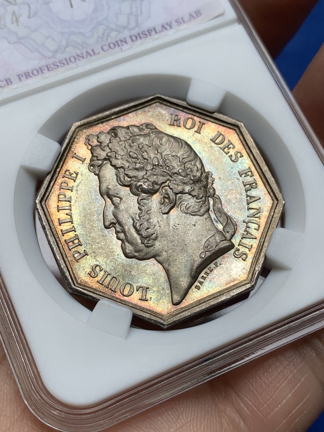 《竞宝斋》第157场-法国八角与章 专场！周日，周一，周四 3场 (全场包邮) 法国 八角银质代币 马赛地区医学会，18.63g，36mm，少见船首边铭，正面是法王菲利普，鬓毛，桂冠高点皆在，背面是盘绕在圣杯上吐信子的蛇，黄油彩非常漂亮