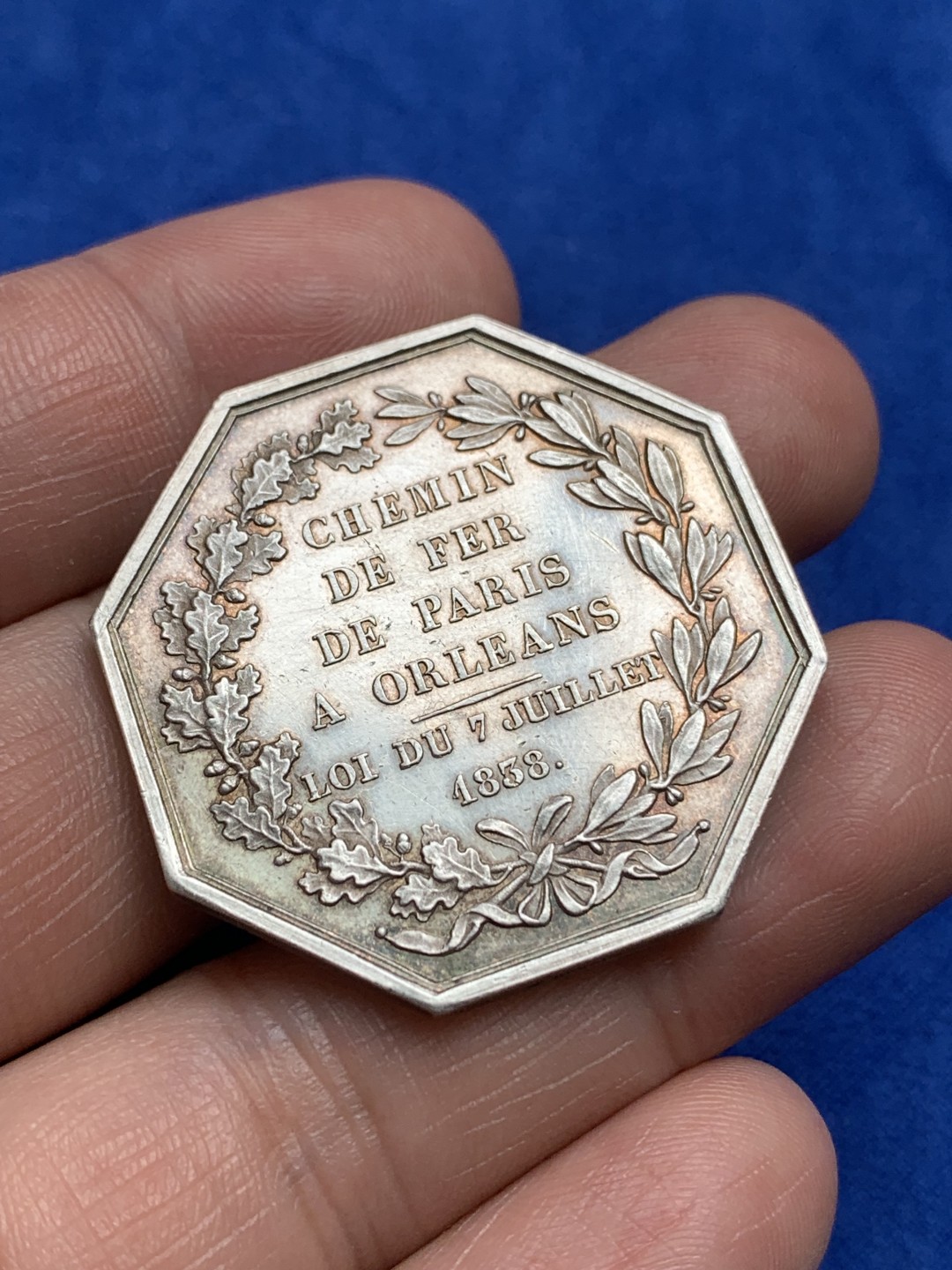 《竞宝斋》第157场-法国八角与章 专场！周日，周一，周四 3场 (全场包邮) 法国八角银质代币，巴黎到奥尔良铁路通航，手持双蛇权杖的女神两边分别代表两个城市的纹章，其后是轰隆的火车，脚下是代表丰收的丰饶角，要致富，先修路，21.31g，36.5mm，少见船首边铭（1842-1845），瑞士名家Bovy作品