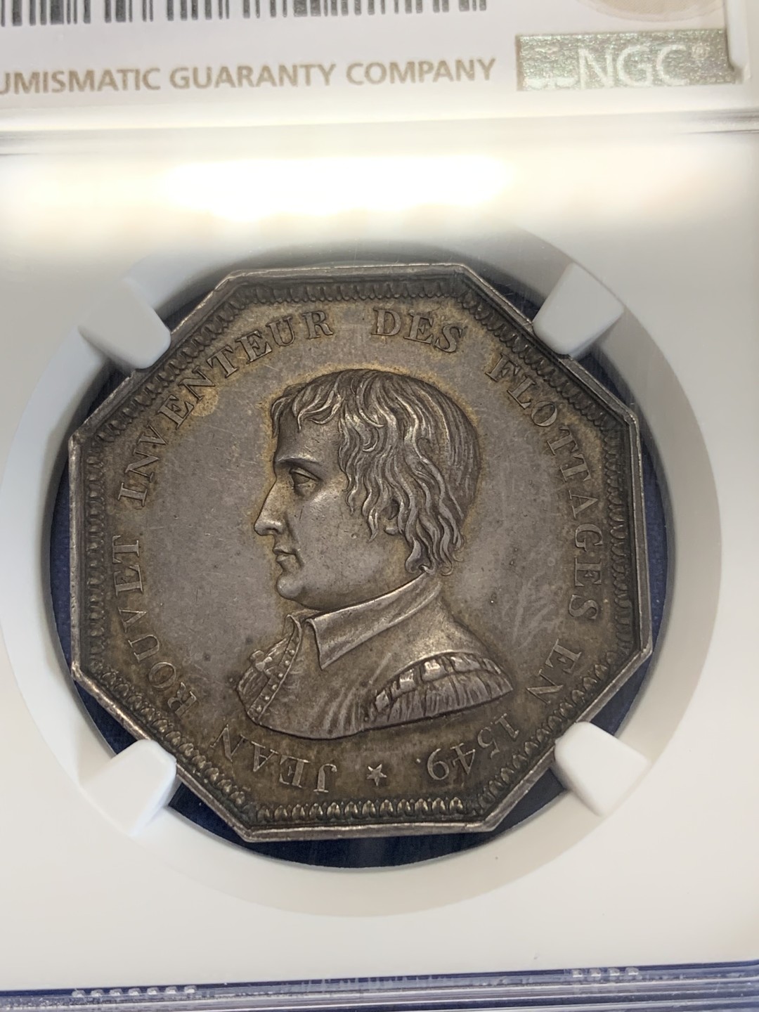 《竞宝斋》第157场-法国八角与章 专场！周日，周一，周四 3场 (全场包邮) NGC-MS64 法国 八角银质代币 浮木运输，正面是浮木运输的发明者让·鲁韦，背面由芦苇和橡树编织成的花环早期特色花边，1832年之前无边铭，底板干净，金黄老包浆