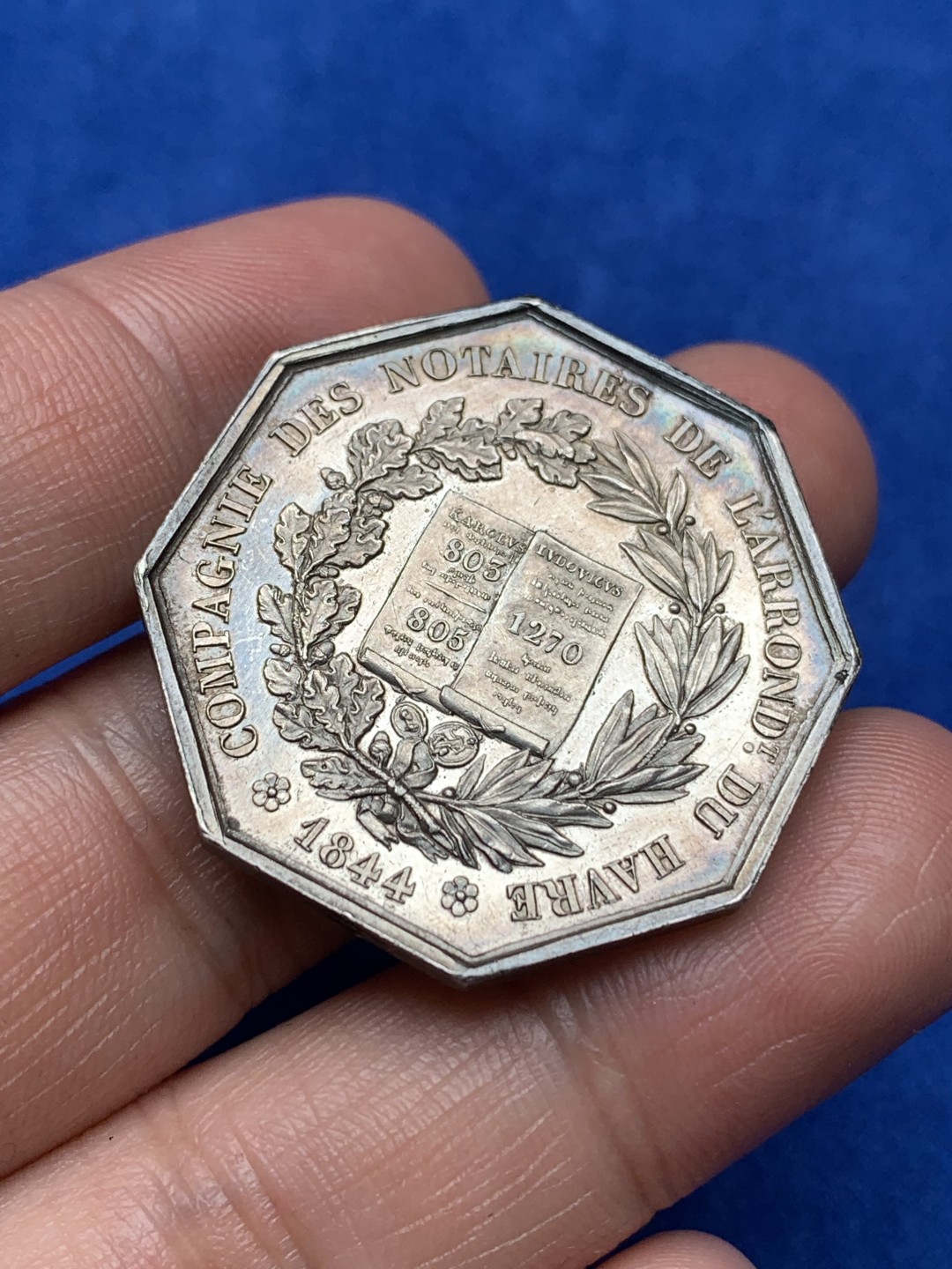 《竞宝斋》第157场-法国八角与章 专场！周日，周一，周四 3场 (全场包邮) 法国八角银质代币，勒阿弗尔地区公证人，正面分别是圣路易斯和查理大帝，高浮雕，18.97g，33.8mm，蜜蜂边铭，老包浆好味道