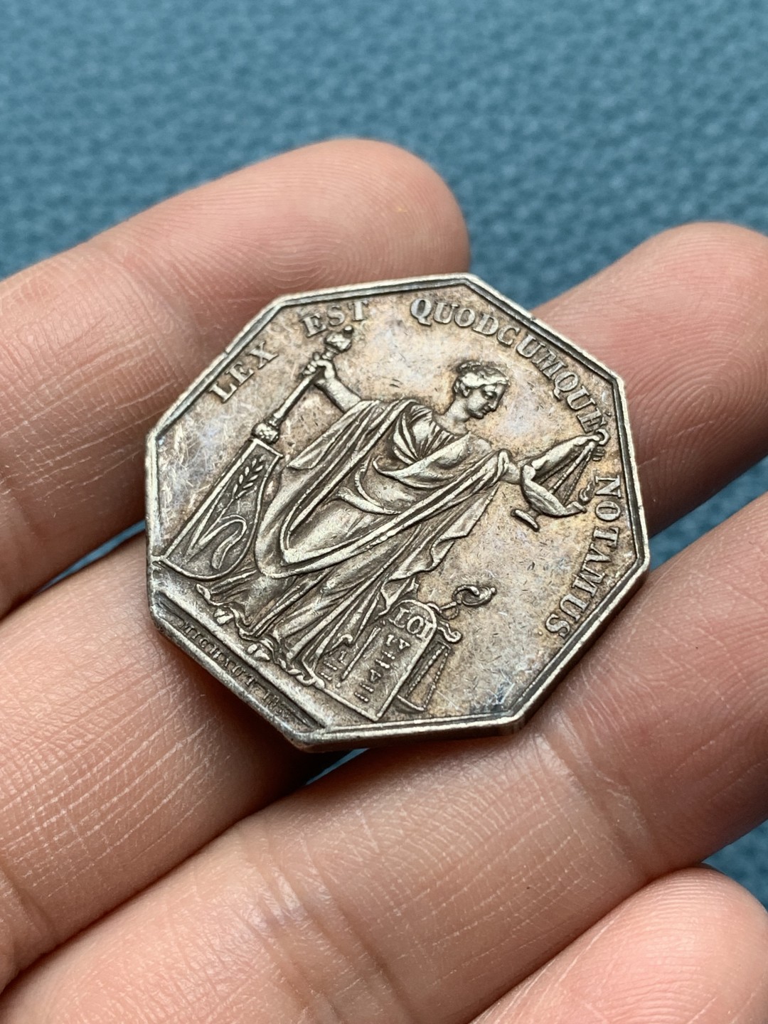 《竞宝斋》第157场-法国八角与章 专场！周日，周一，周四 3场 (全场包邮) 法国 1890 马赛 公证处 银质八角代币 细节不错 14克 30.9对边直径 原味包浆