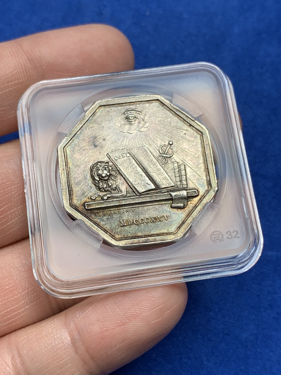 《竞宝斋》第157场-法国八角与章 专场！周日，周一，周四 3场 (全场包邮) 法国八角银质代币，1825年凡尔赛宫法警法庭，14.36g，31.2mm，蜜蜂边铭，正面是来自共济会的灵感，光芒四射的万能之眼下的一只卧狮、墨丘利的双蛇权杖和法典，少见非常漂亮的设计