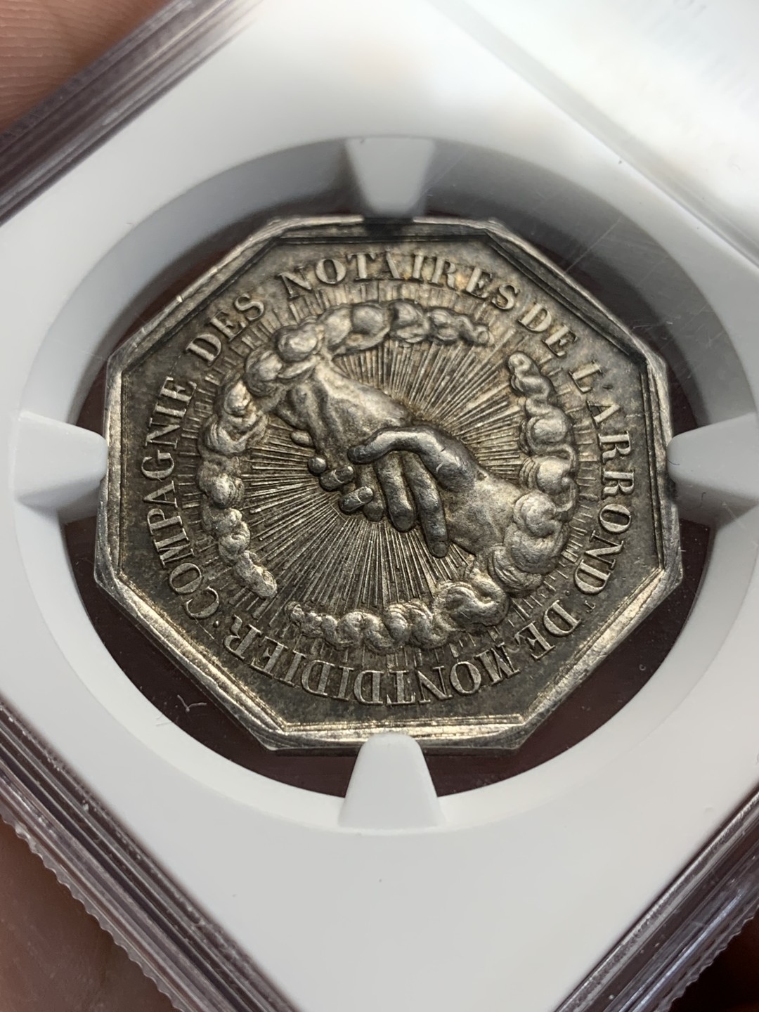《竞宝斋》第157场-法国八角与章 专场！周日，周一，周四 3场 (全场包邮) NGC-MS64 法国八角银质代币 阿比维尔地区公证人，蜜蜂边铭，手上经脉栩栩如生，少见的光芒穿过云层版