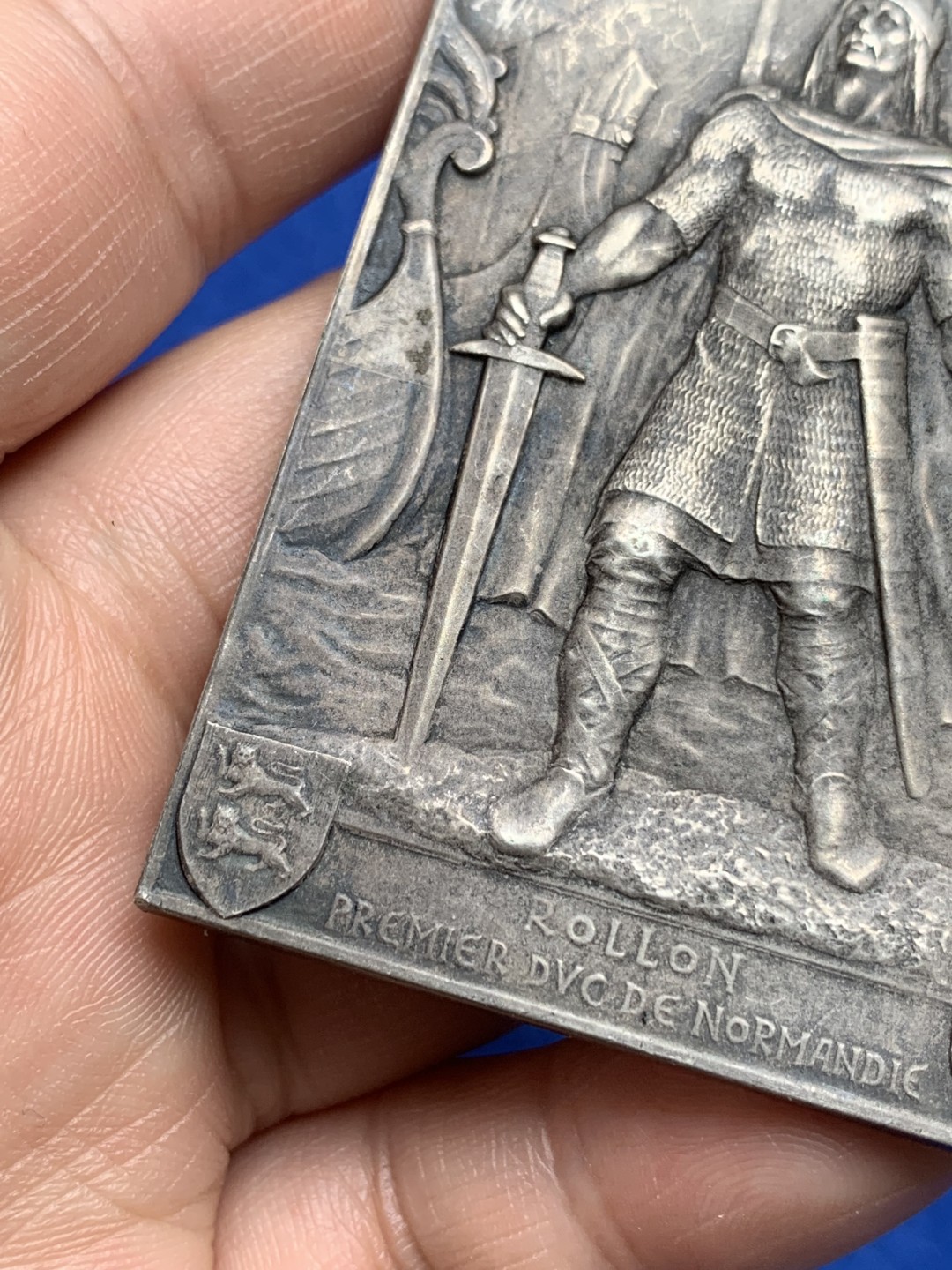 《竞宝斋》第157场-法国八角与章 专场！周日，周一，周四 3场 (全场包邮) 法国方形镀银铜章，1911年诺曼底公国基金会，纪念建国千年，第一代诺曼底公爵罗伦，背面城市景观，85.07g，48.3*70.3mm