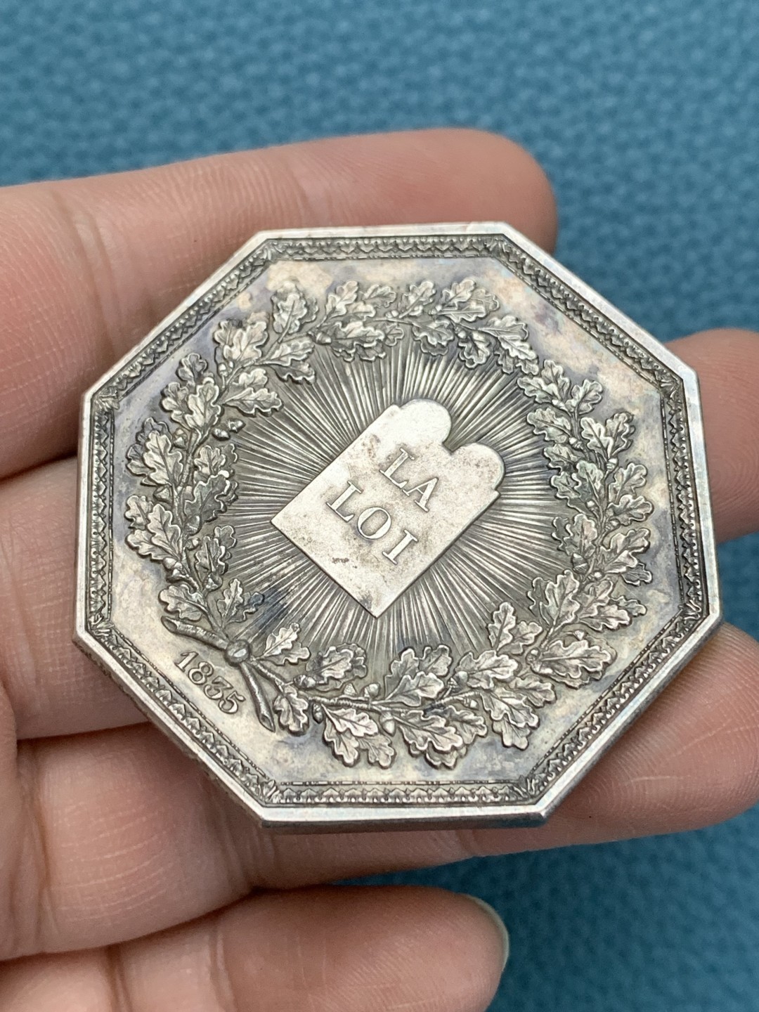 《竞宝斋》第157场-法国八角与章 专场！周日，周一，周四 3场 (全场包邮) 法国八角银质代币，1835年最高法院，左手持天平，右手指法律的忒弥斯，66.91g，46.5mm，丰饶角边铭，泰坦八角，老包浆 （大力神仅作参考）