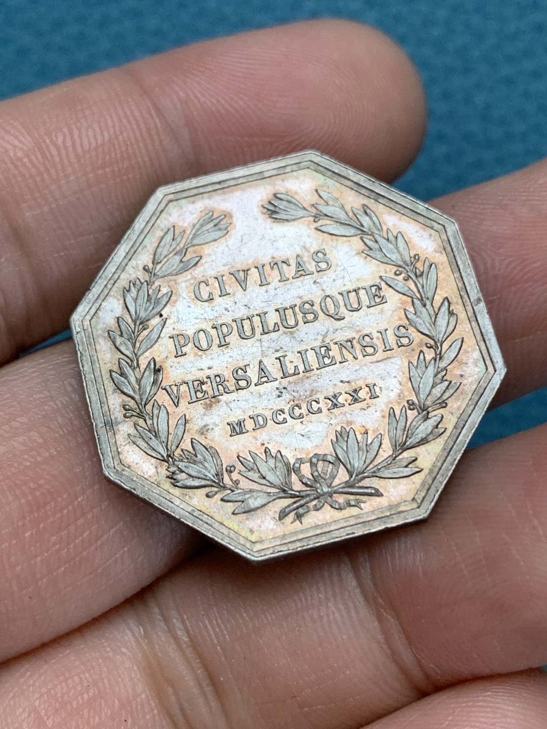 《竞宝斋》第157场-法国八角与章 专场！周日，周一，周四 3场 (全场包邮) 法国八角银质代币，带有双头鸡纹章标志的凡尔赛城市，11.7g，30.5mm，早期无边铭，黄油光