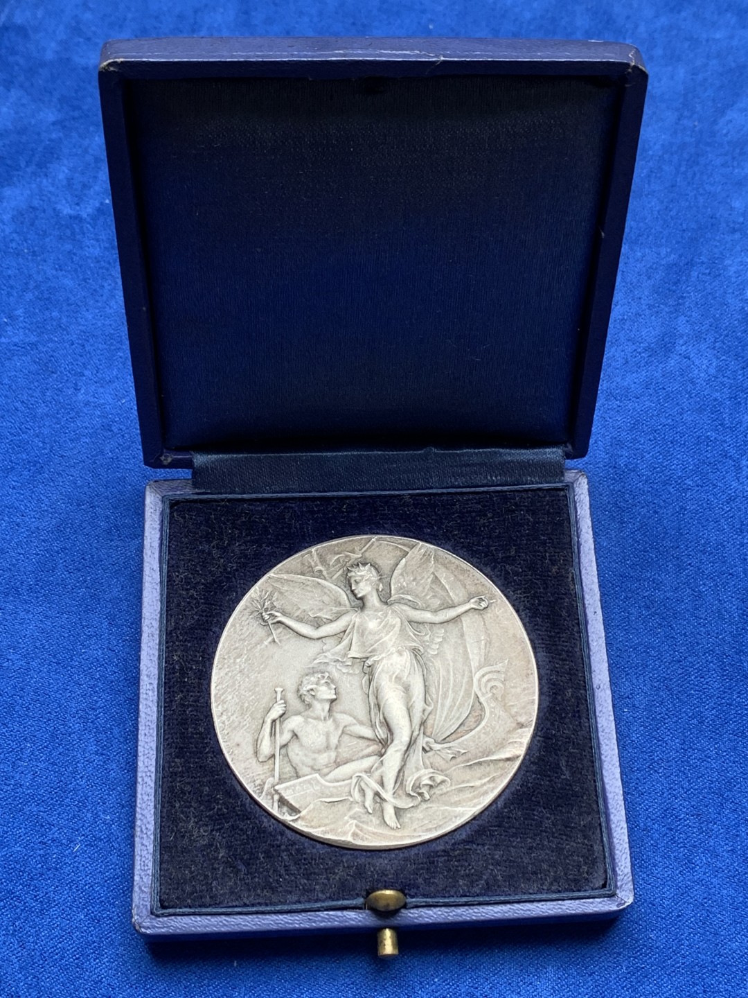 《竞宝斋》第157场-法国八角与章 专场！周日，周一，周四 3场 (全场包邮) 法国银章，法国游艇俱乐部，天使把桂冠赠予第一的男人，61.38g，50.3mm，野猪头银标