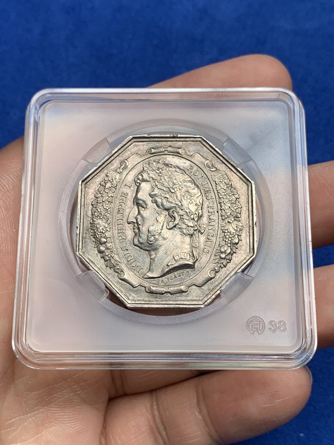 《竞宝斋》第157场-法国八角与章 专场！周日，周一，周四 3场 (全场包邮) 法国八角银质代币，凤凰火灾保险，菲利普一世，少见版本，背面外圈铭文为阴刻，23.2g，36.3mm，手指边铭