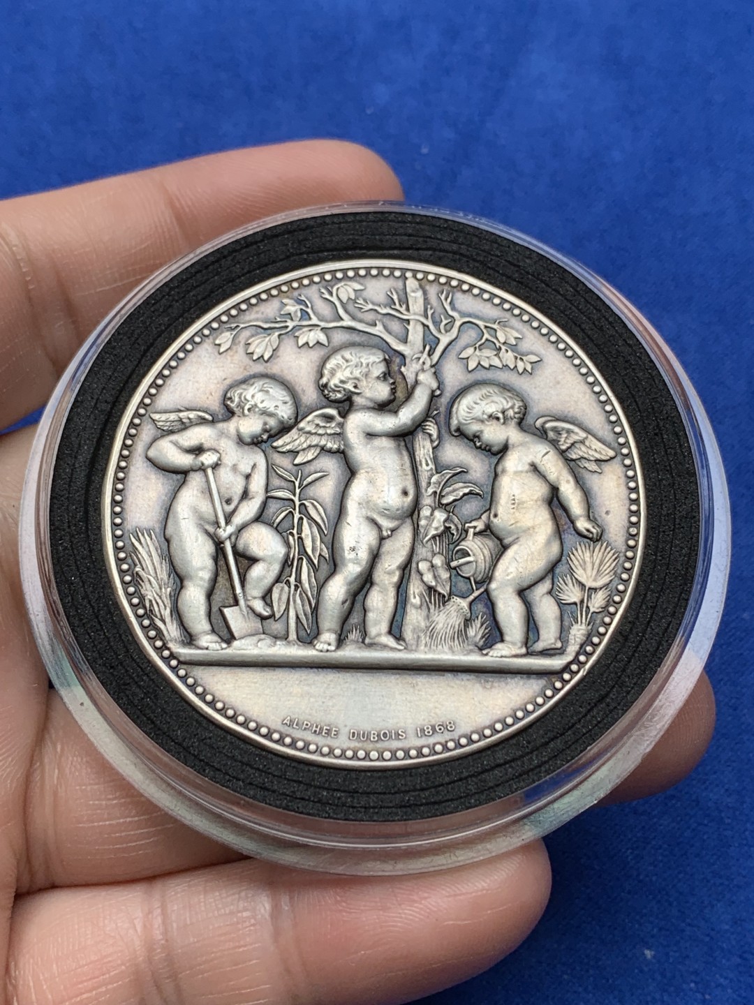 《竞宝斋》第157场-法国八角与章 专场！周日，周一，周四 3场 (全场包邮) 法国银章，三个植树小天使，来自朱尔斯·贾鲁佐的礼物，春天百货公司创始人，66.26g，50.8mm，丰饶角边铭，边有磕碰