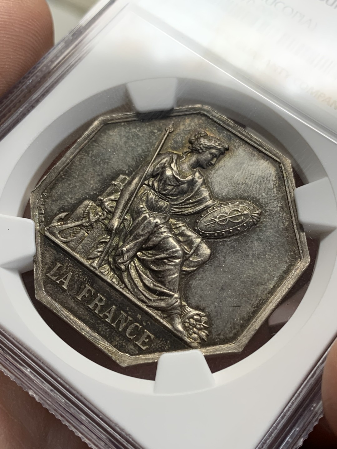 《竞宝斋》第157场-法国八角与章 专场！周日，周一，周四 3场 (全场包邮) NGC-MS65 法国 八角银质代币，法国保险公司，正面是雅典娜（密涅瓦）手持长矛和双蛇盾牌，大块头，金色包浆少见状态极佳