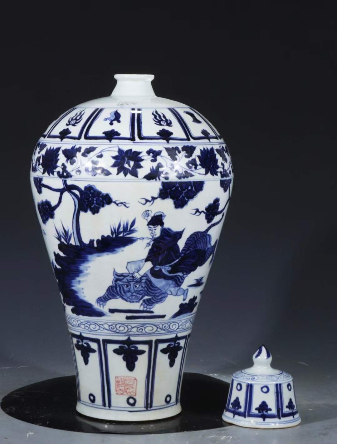 旧藏 元青花【武松打虎景阳冈】人物故事纹带盖梅瓶 旧藏 元青花【武松打虎景阳冈】人物故事纹带盖梅瓶