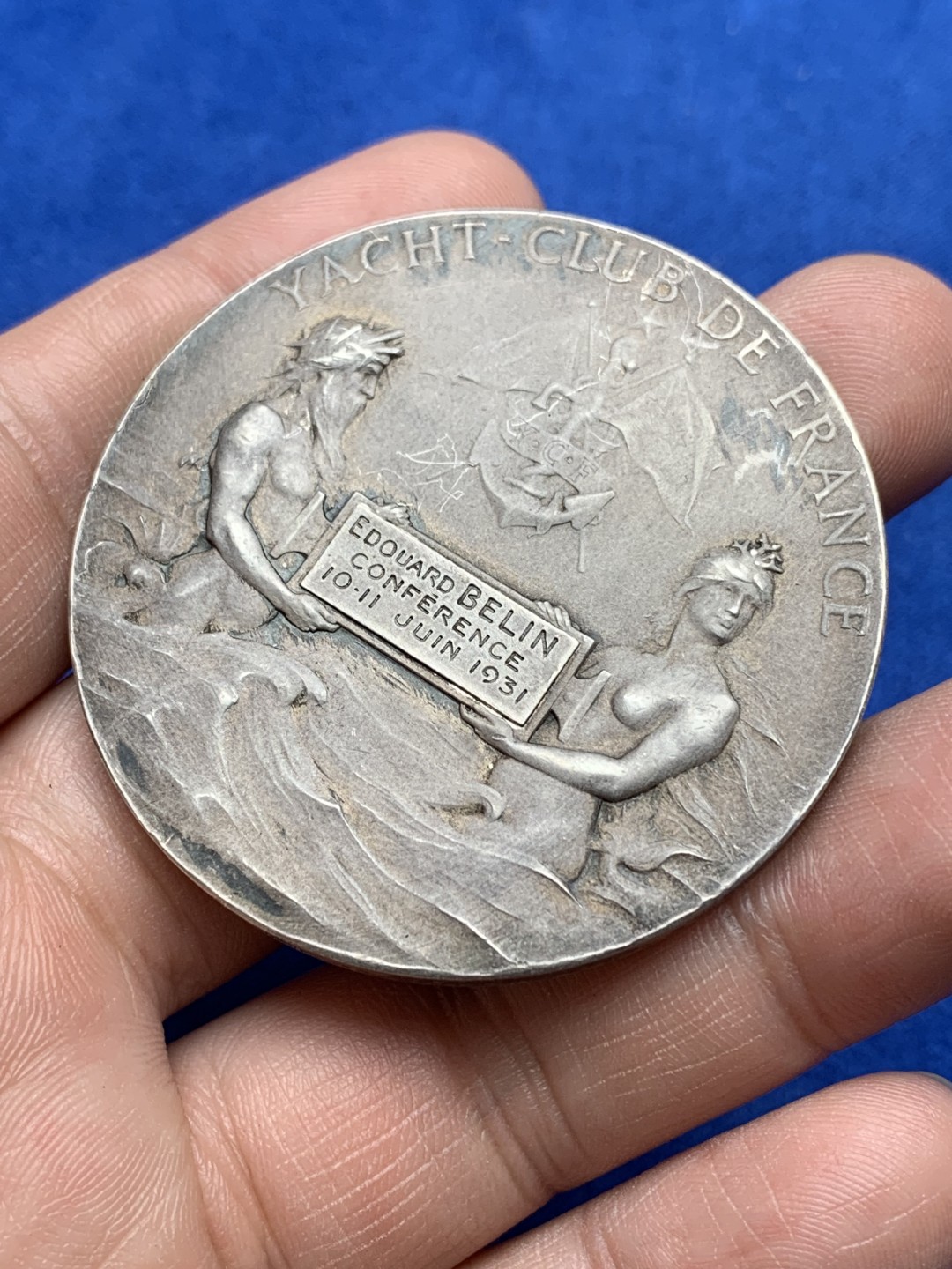 《竞宝斋》第157场-法国八角与章 专场！周日，周一，周四 3场 (全场包邮) 法国银章，法国游艇俱乐部，天使把桂冠赠予第一的男人，61.38g，50.3mm，野猪头银标