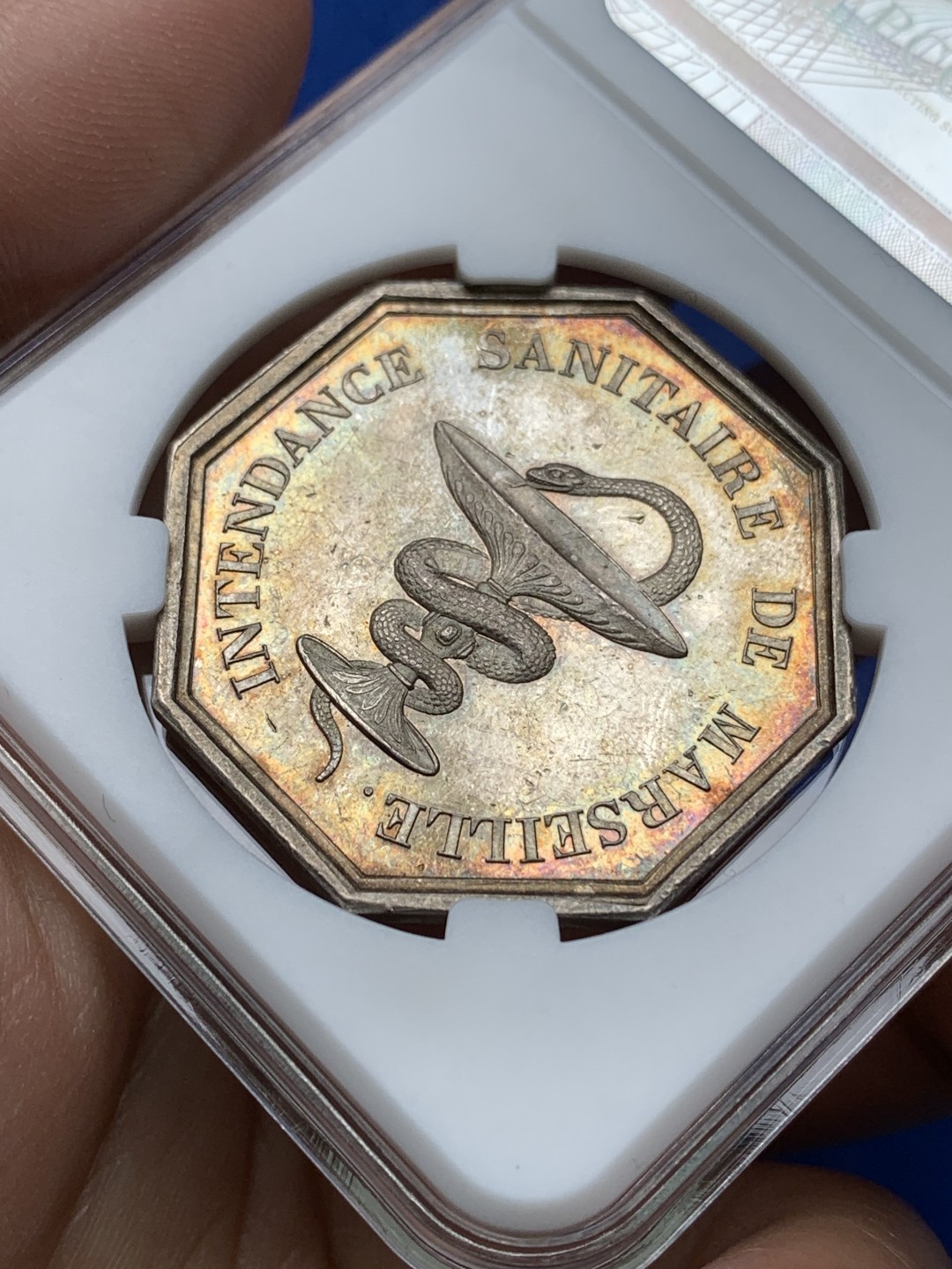 《竞宝斋》第157场-法国八角与章 专场！周日，周一，周四 3场 (全场包邮) 法国 八角银质代币 马赛地区医学会，18.63g，36mm，少见船首边铭，正面是法王菲利普，鬓毛，桂冠高点皆在，背面是盘绕在圣杯上吐信子的蛇，黄油彩非常漂亮