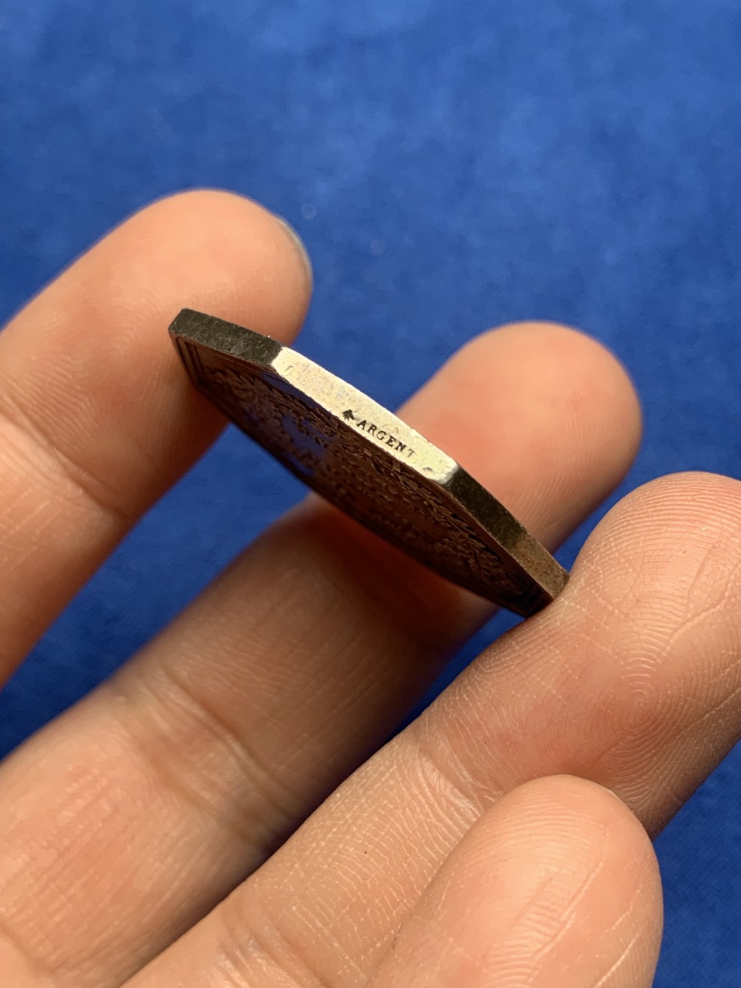 《竞宝斋》第157场-法国八角与章 专场！周日，周一，周四 3场 (全场包邮) 法国八角银质代币，1825年凡尔赛宫法警法庭，14.36g，31.2mm，蜜蜂边铭，正面是来自共济会的灵感，光芒四射的万能之眼下的一只卧狮、墨丘利的双蛇权杖和法典，少见非常漂亮的设计