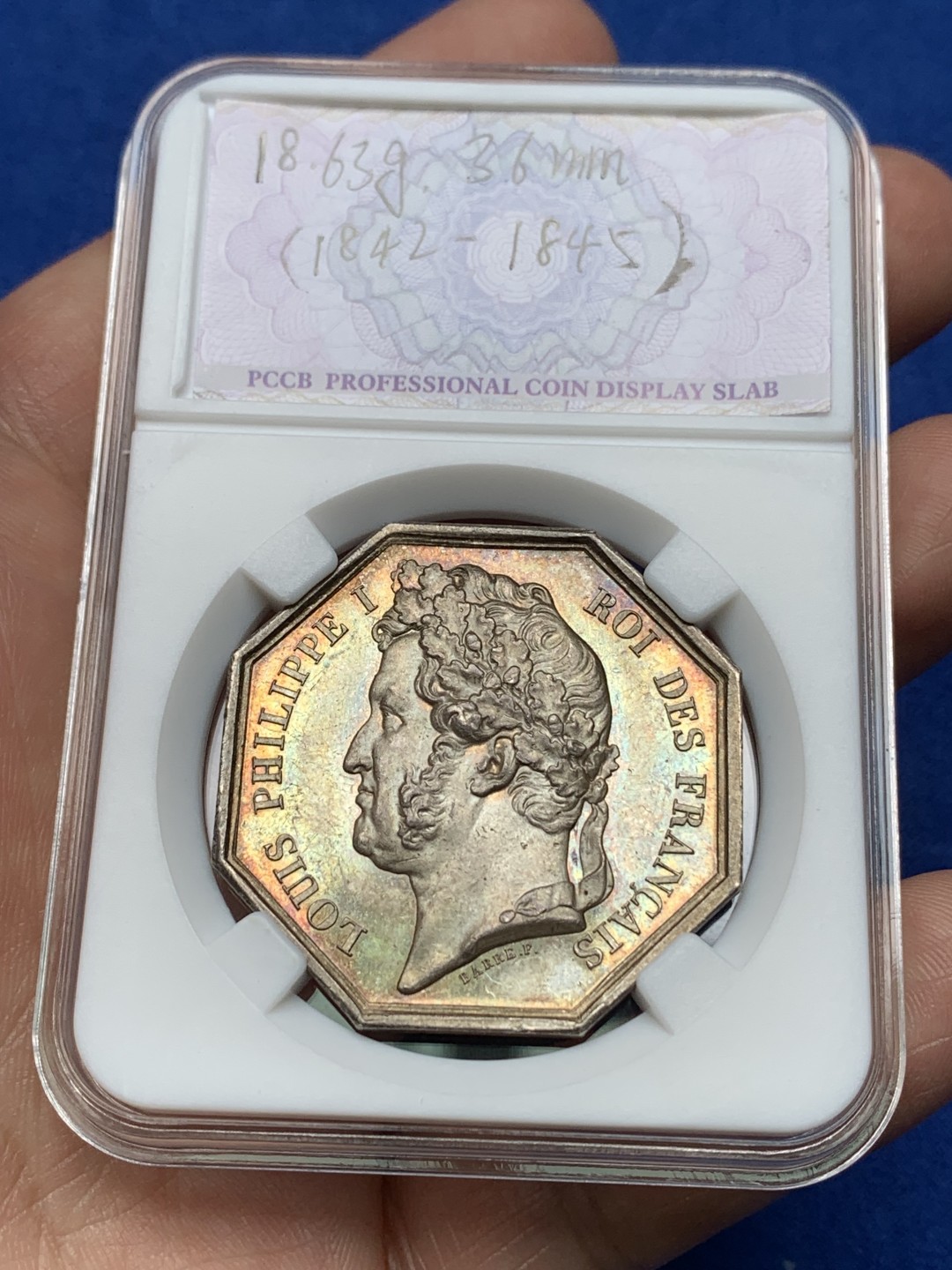 《竞宝斋》第157场-法国八角与章 专场！周日，周一，周四 3场 (全场包邮) 法国 八角银质代币 马赛地区医学会，18.63g，36mm，少见船首边铭，正面是法王菲利普，鬓毛，桂冠高点皆在，背面是盘绕在圣杯上吐信子的蛇，黄油彩非常漂亮