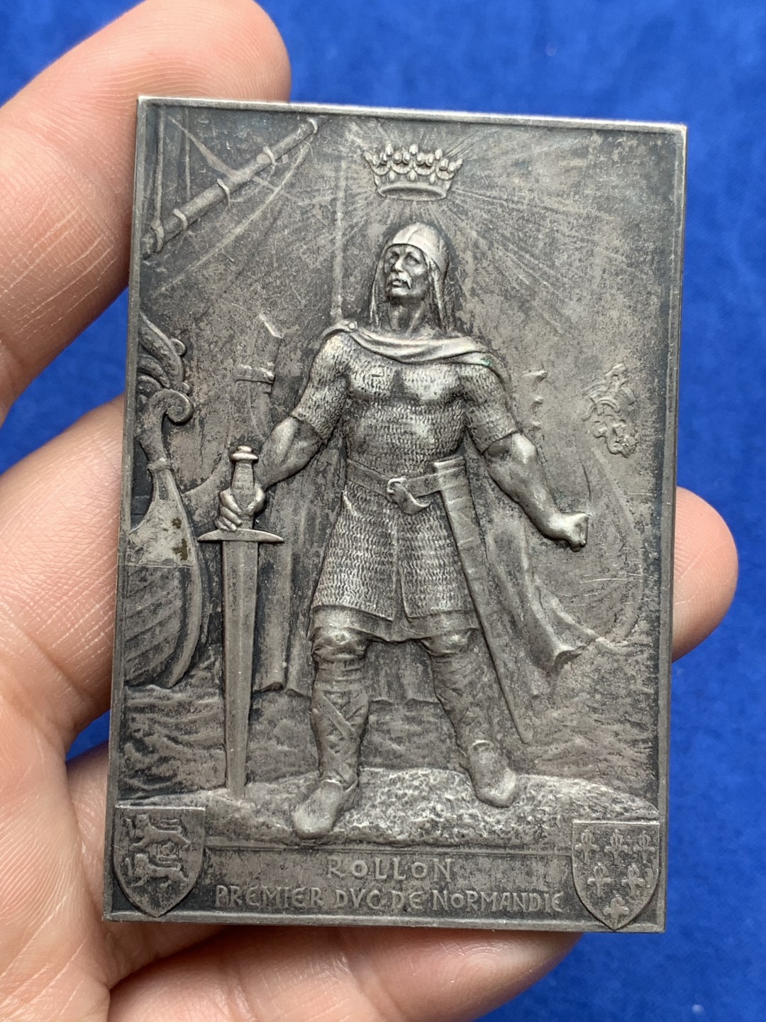《竞宝斋》第157场-法国八角与章 专场！周日，周一，周四 3场 (全场包邮) 法国方形镀银铜章，1911年诺曼底公国基金会，纪念建国千年，第一代诺曼底公爵罗伦，背面城市景观，85.07g，48.3*70.3mm