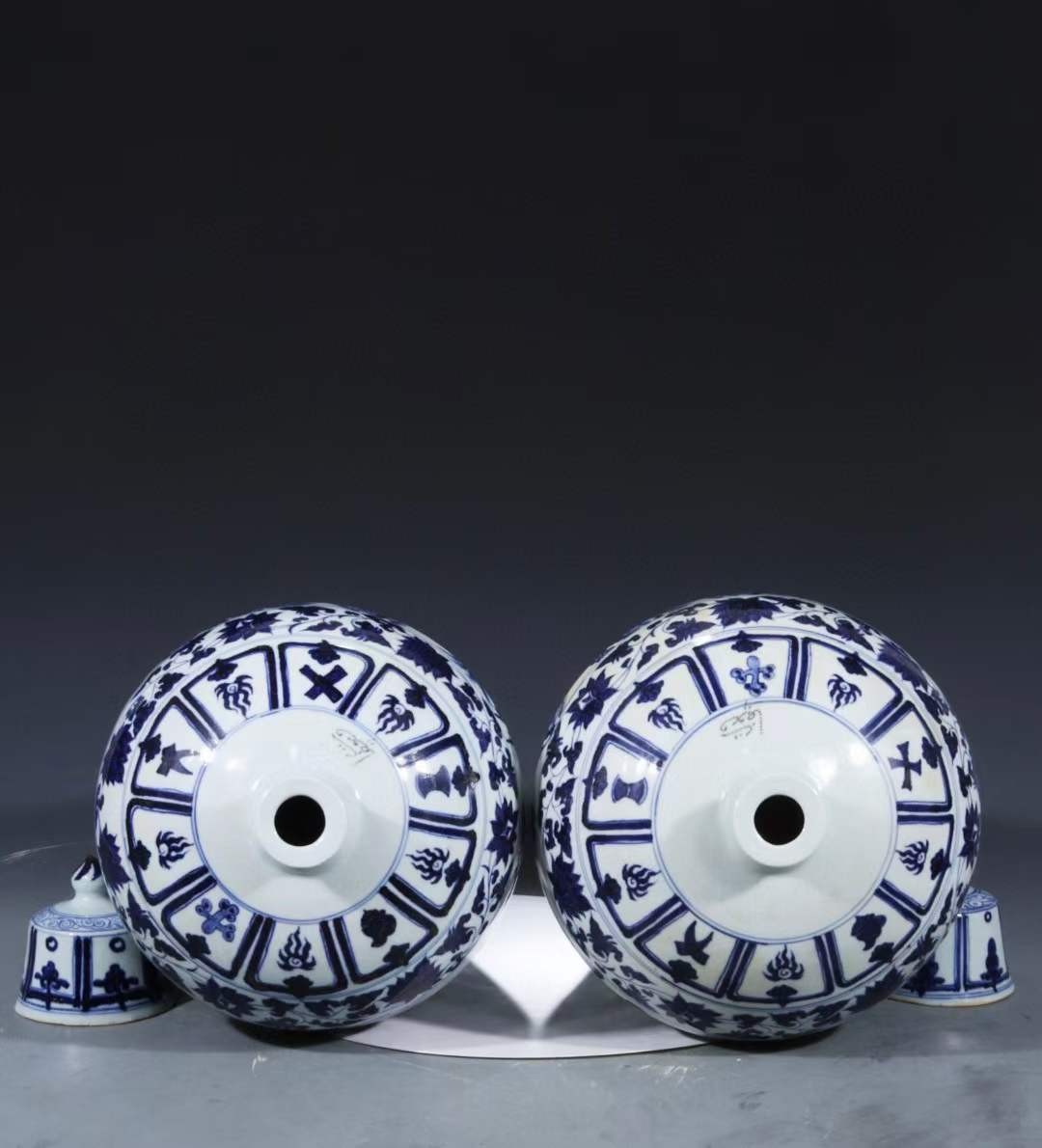 旧藏元青花【萧何月下追韩信】人物故事纹带盖梅瓶一对- 亚太艺术品