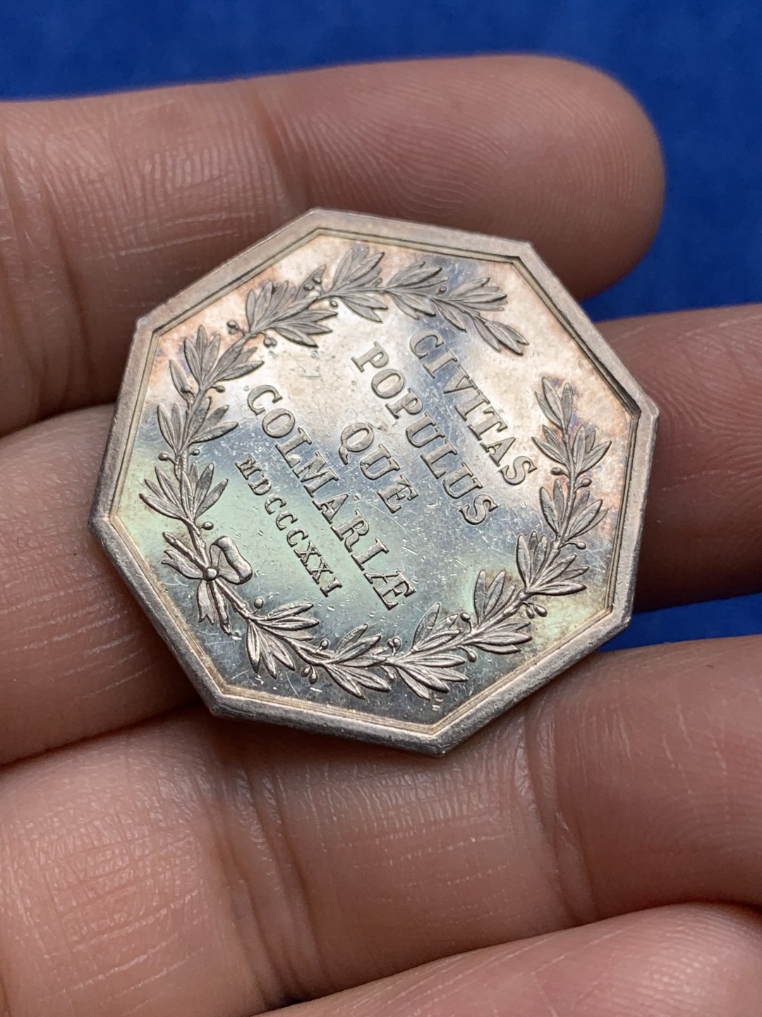 《竞宝斋》第157场-法国八角与章 专场！周日，周一，周四 3场 (全场包邮) 法国八角银质代币，科尔玛市政厅，12.8g，30.4mm，1832之前无边铭，金色包浆，正面的瓜果蔬菜和魔法棒保存完好