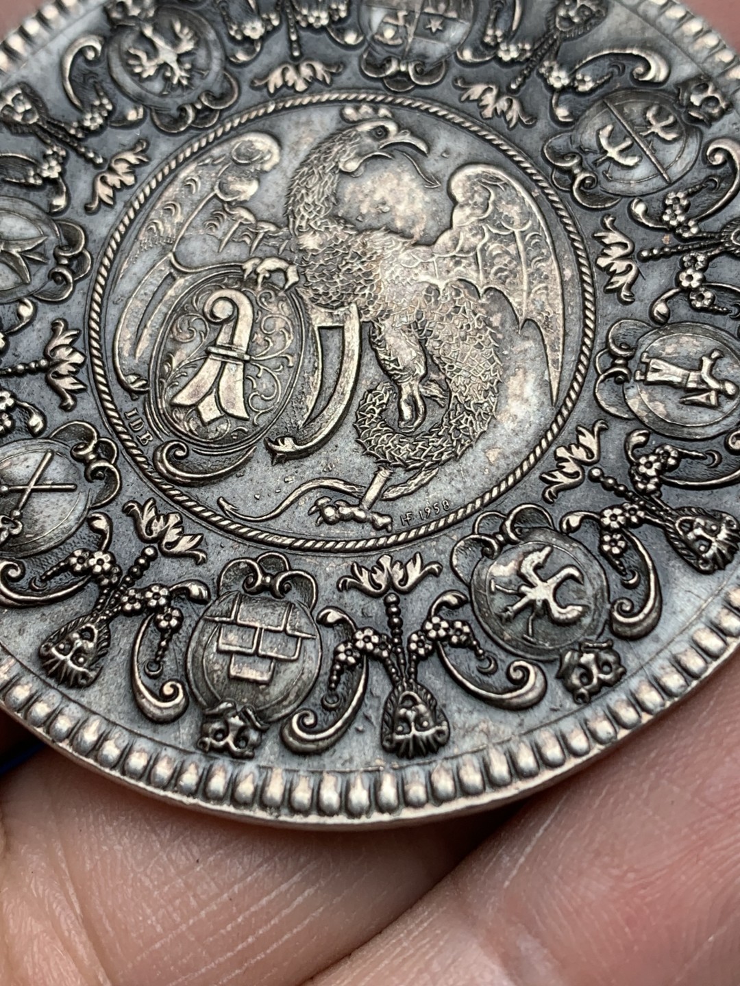 《竞宝斋》第157场-法国八角与章 专场！周日，周一，周四 3场 (全场包邮) 瑞士巴塞尔城市景观银章，珠状圆圈内港口有七艘船，背面带巴塞尔手臂的有翼龙，位于各种盾牌的中心圆内，38.16g，52mm，925银 1958铸造