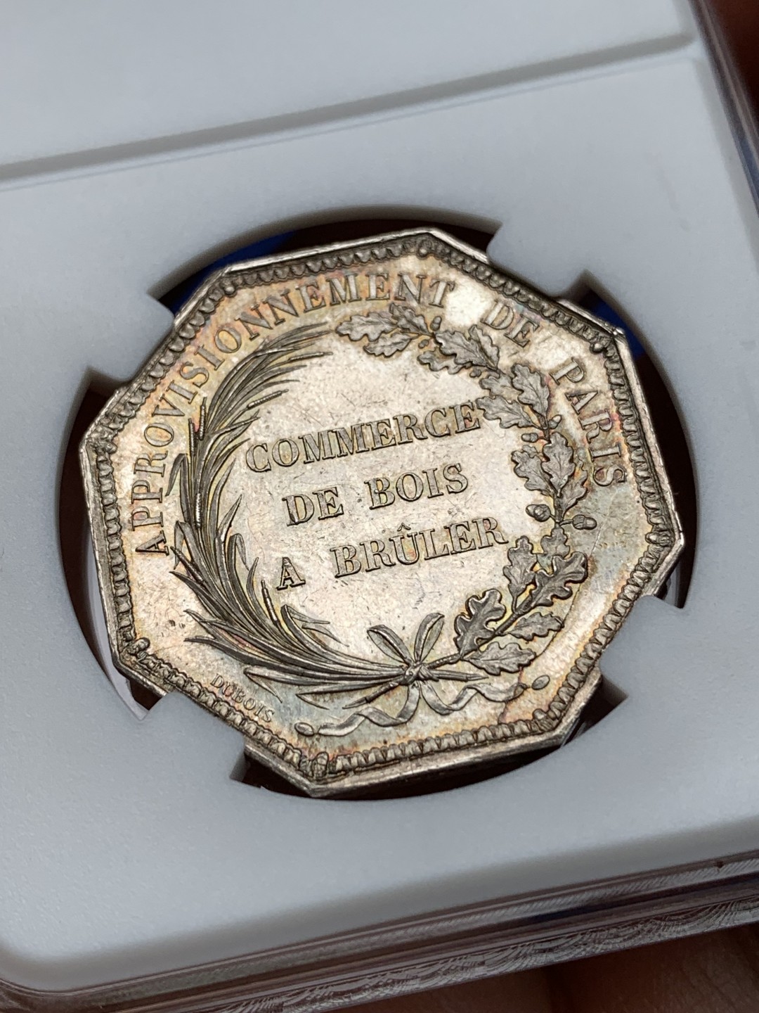 《竞宝斋》第157场-法国八角与章 专场！周日，周一，周四 3场 (全场包邮) 法国 八角银质代币 浮木运输，16.07g，33mm，蜜蜂边铭，正面是浮木运输的发明者让·鲁韦，背面由芦苇和橡树编织成的花环。延续早期的贵族花边，金色黄油彩，边道棱角分明